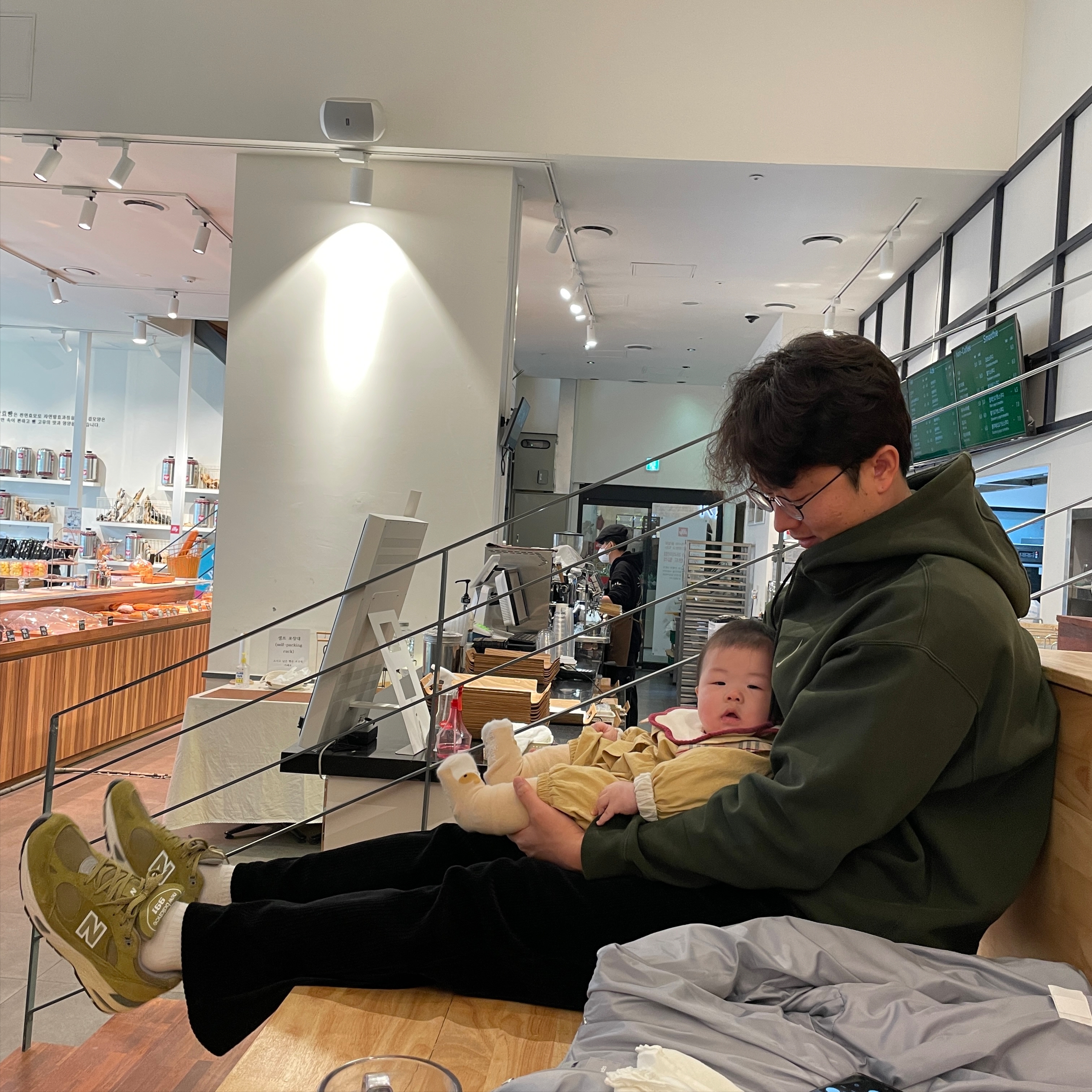 New Balance 991 Made in UK Green Moss, Nike x Billie Eilish NRG Fleece Hoodie Sequoia - US/EU 착용 스타일