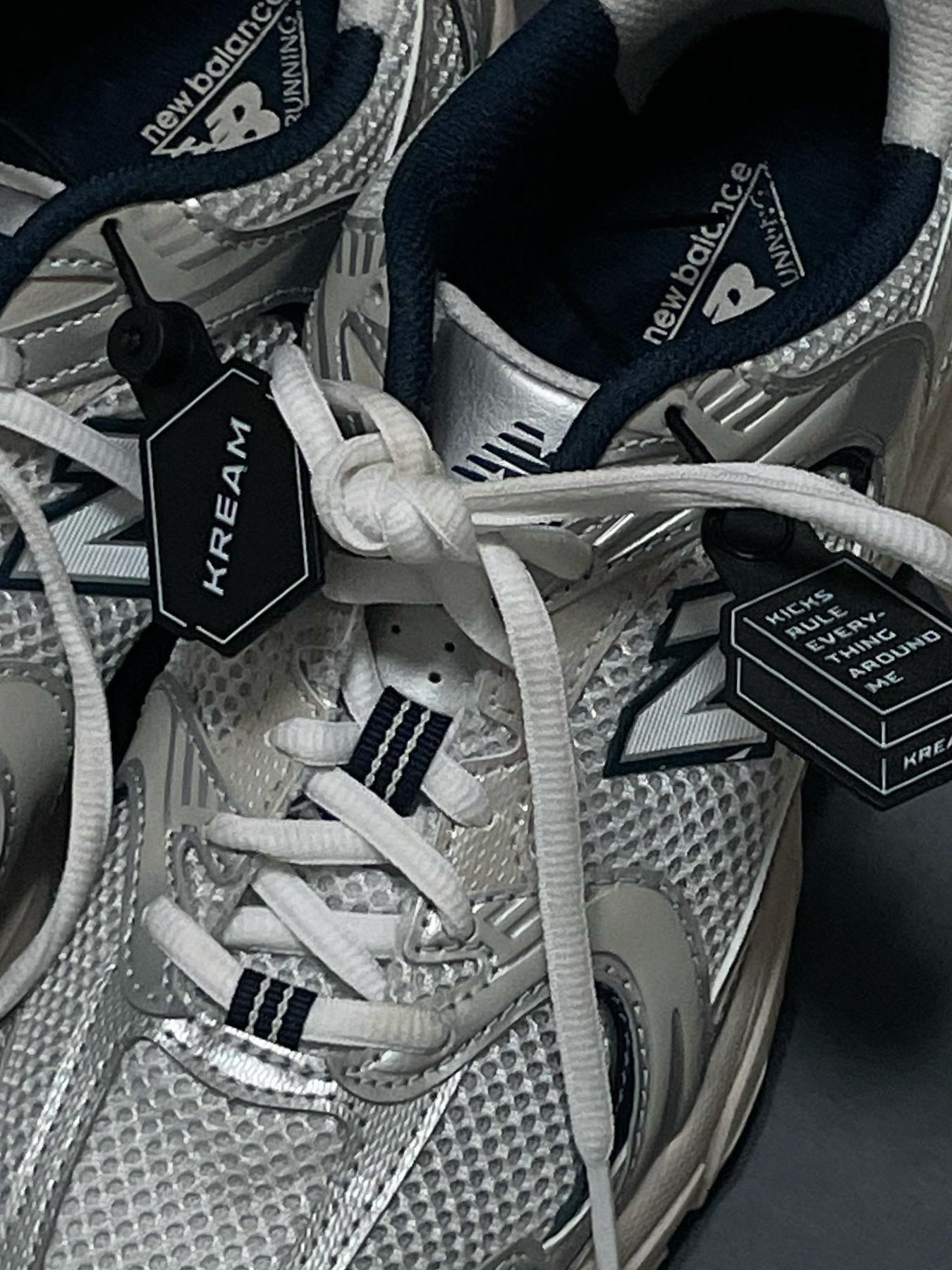 New Balance 530 Steel Grey, Arc'teryx Heliad 15 Backpack Black 착용 스타일 - 3