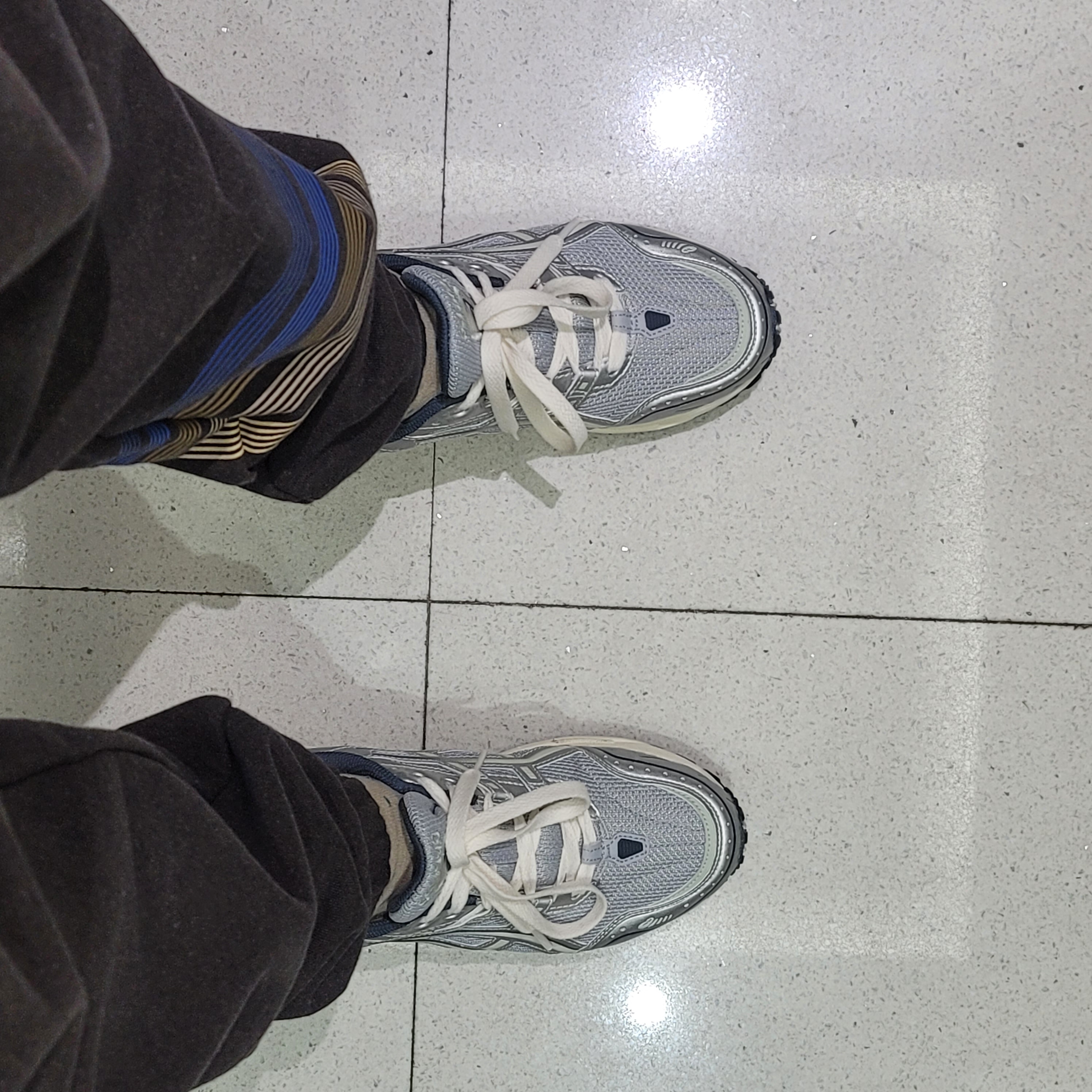 Asics Gel-1090 Piedmont Grey 착용 스타일 - 2