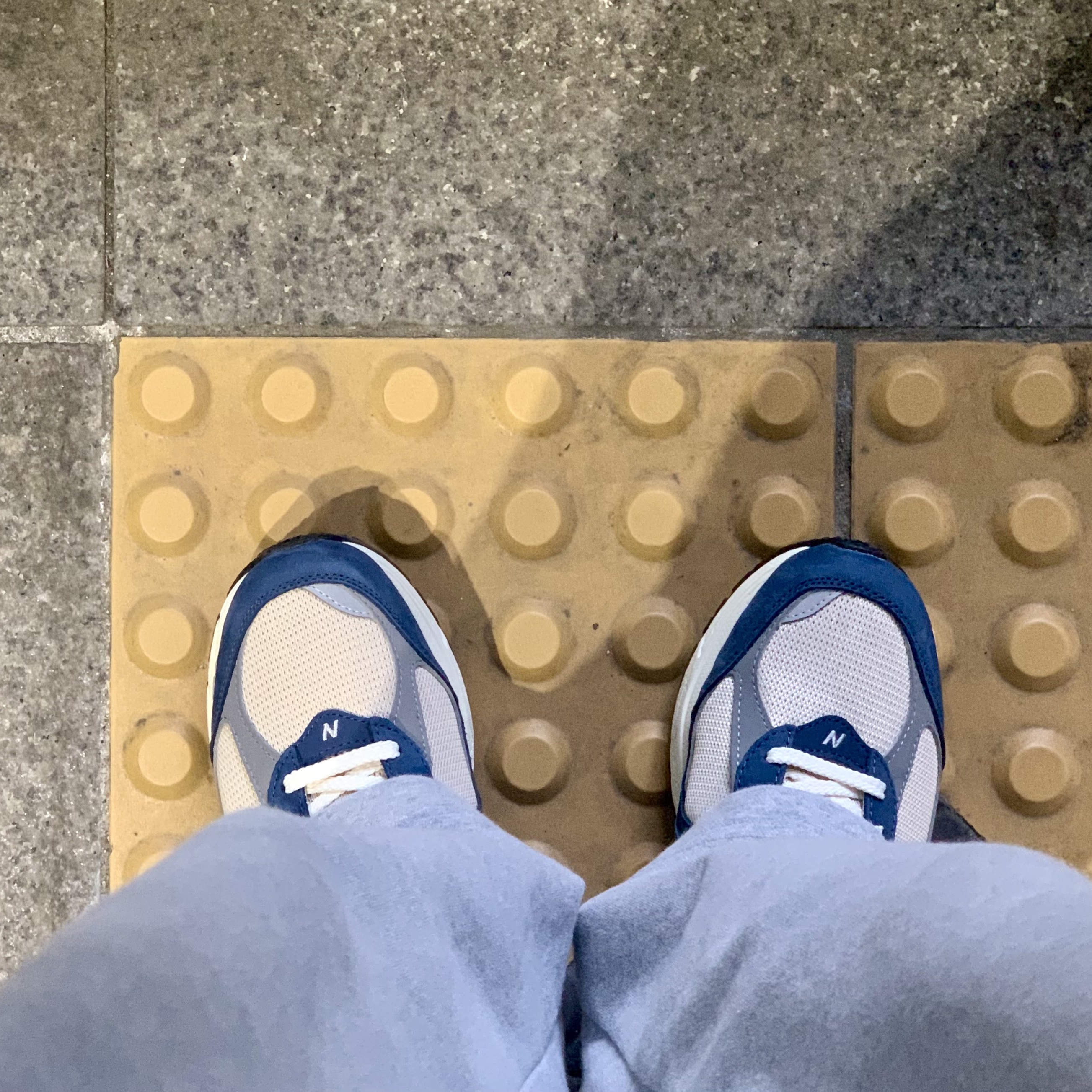 New Balance 2002R Vintage Indigo 착용 스타일