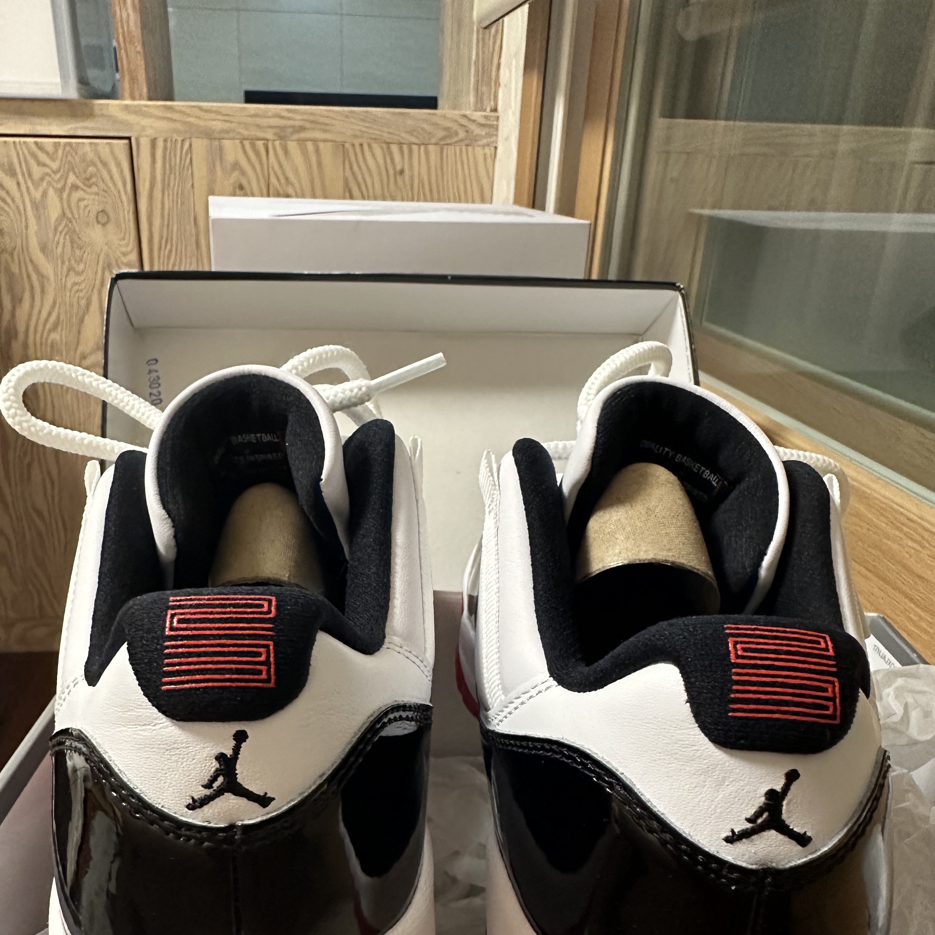 Jordan 11 Retro Low Concord Bred 착용 스타일 - 4