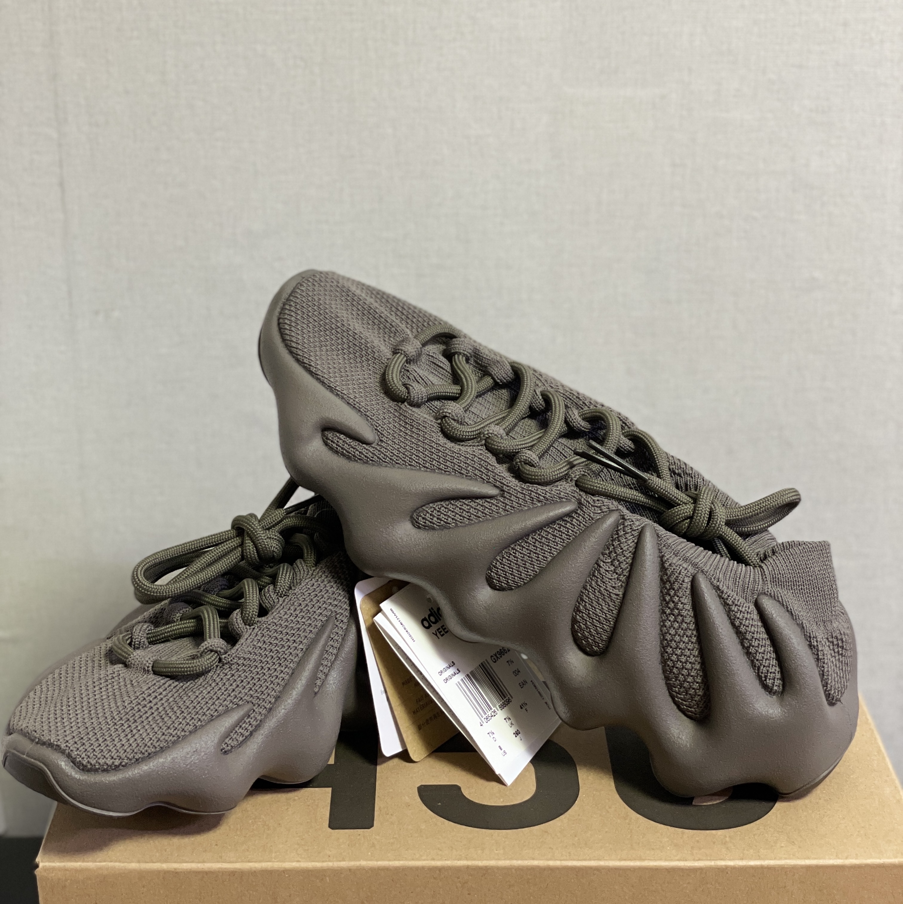Adidas Yeezy 450 Cinder 착용 스타일 - 2