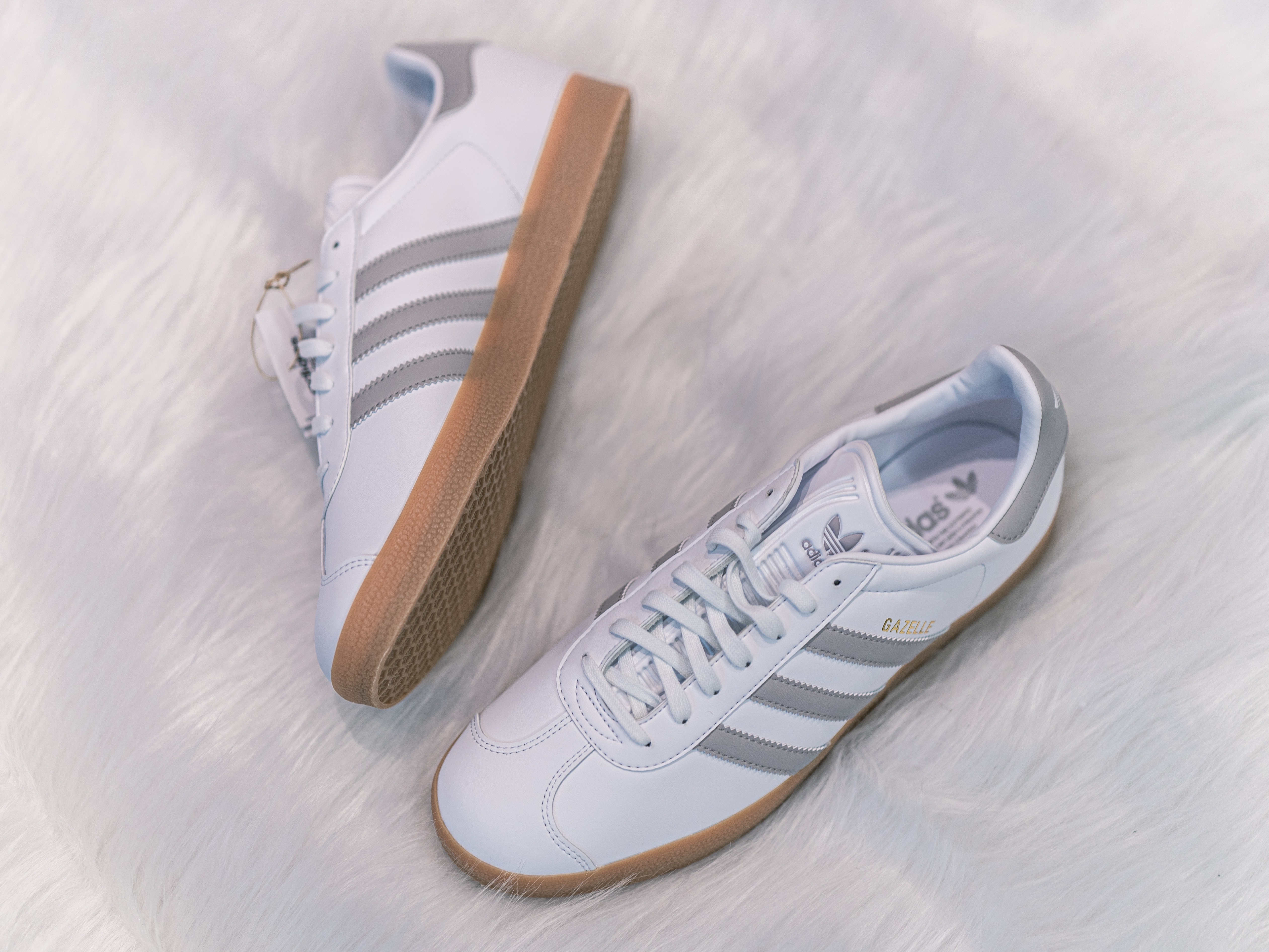 Adidas Gazelle White Grey 착용 스타일 - 2