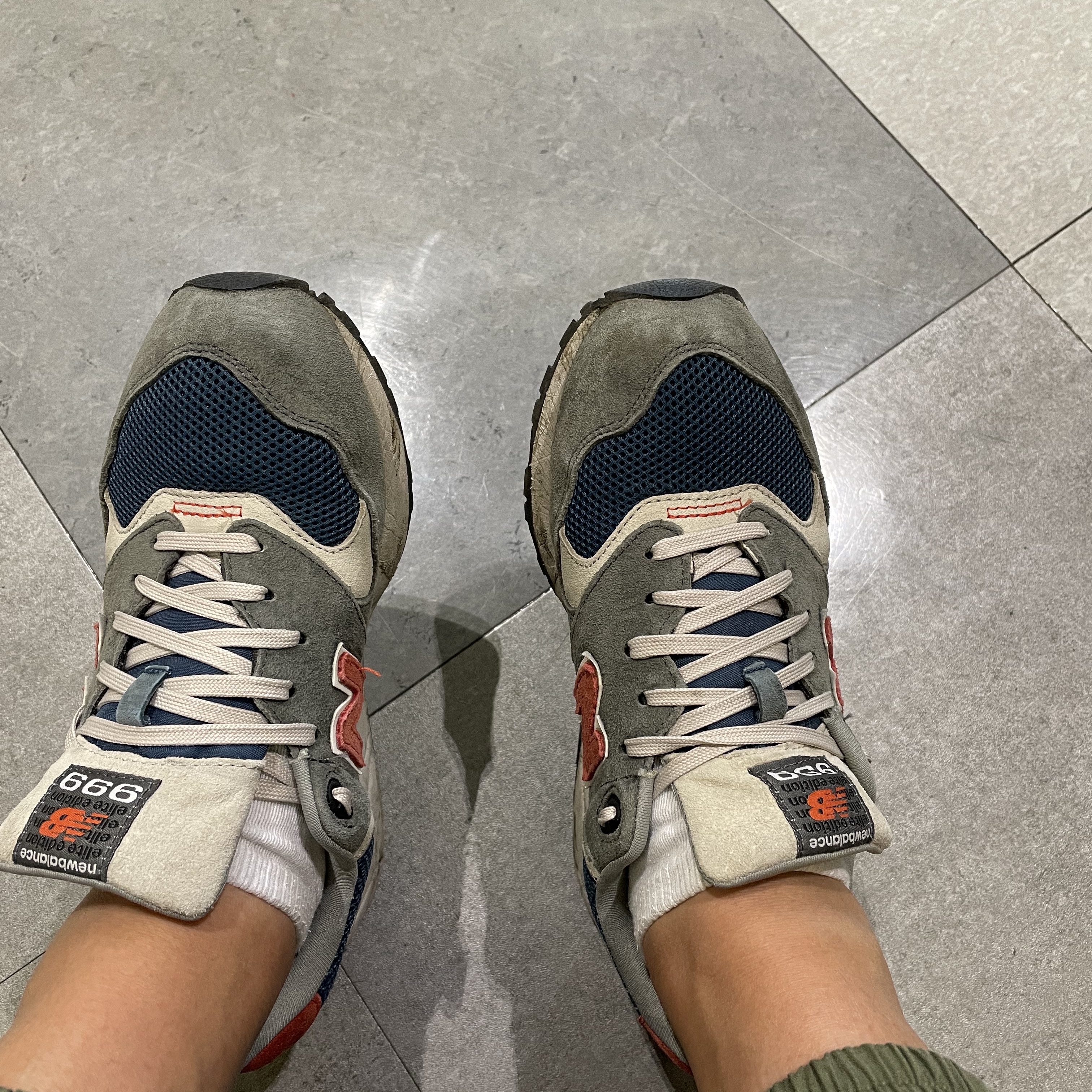 New Balance 999 Slate Orange 착용 스타일 - 1