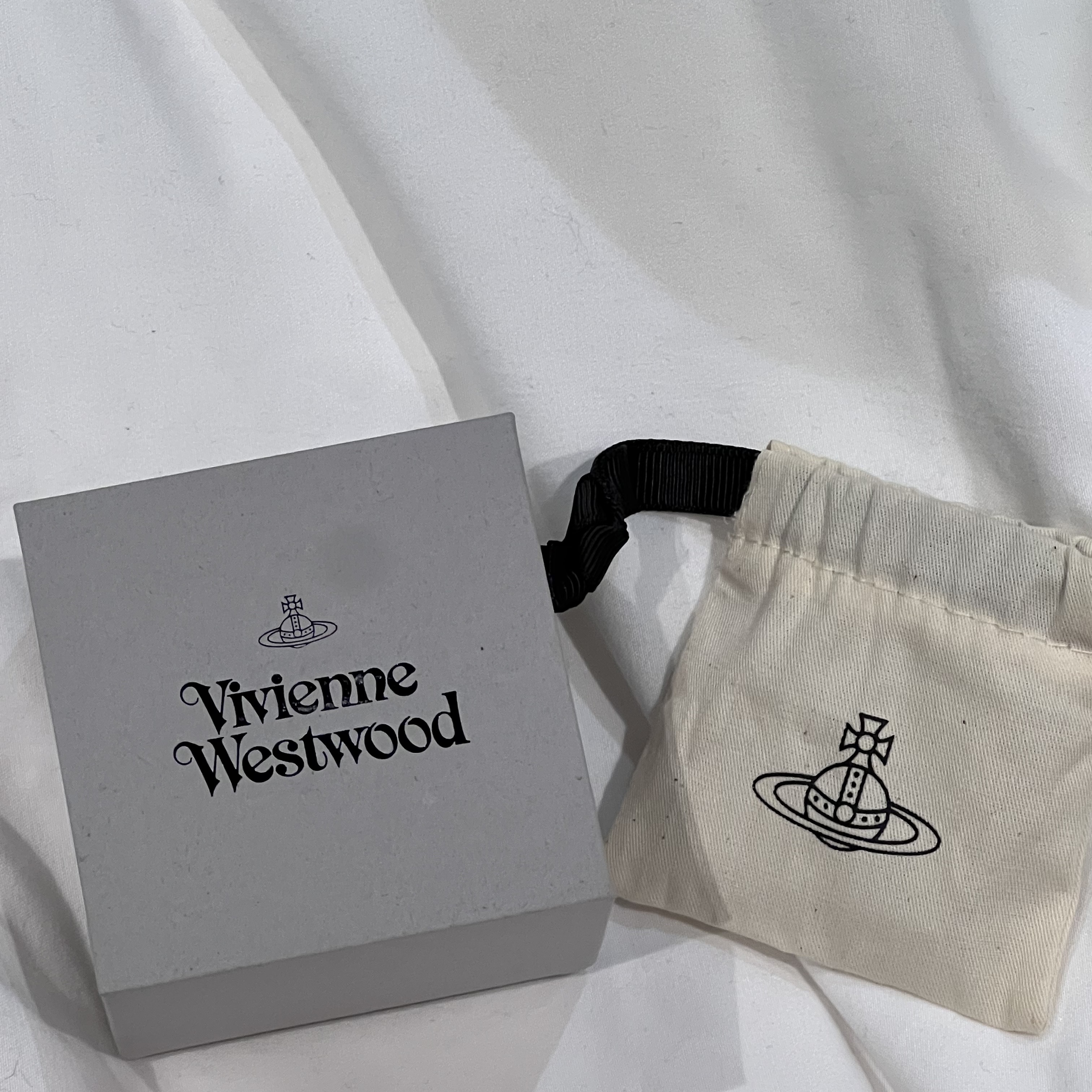Vivienne Westwood Mayfair Bas Relief Pendant Silver 착용 스타일 - 1