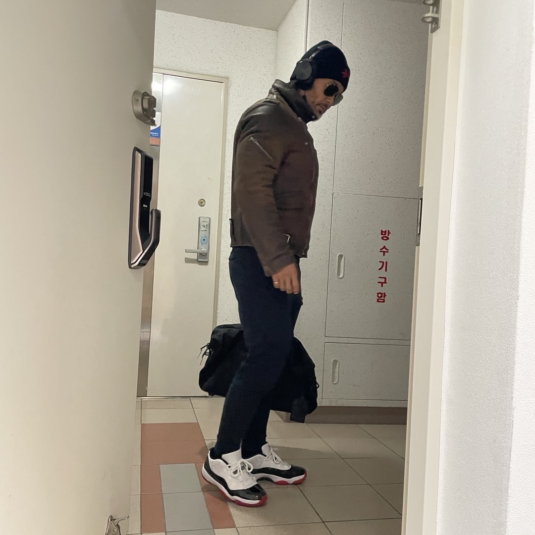 Jordan 11 Retro Low Concord Bred 착용 스타일 - 2