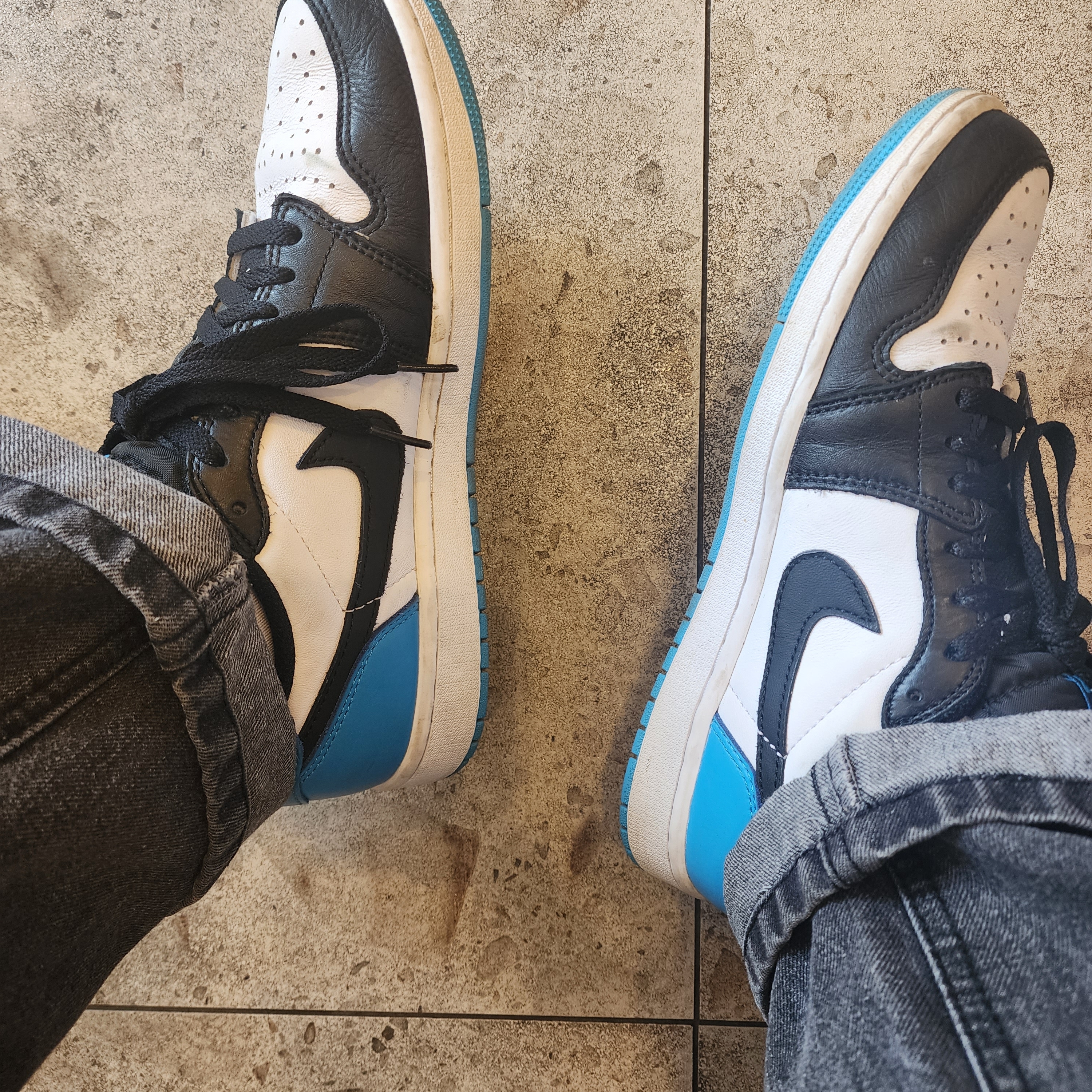 Jordan 1 Retro Low OG Black and Dark Powder Blue 착용 스타일