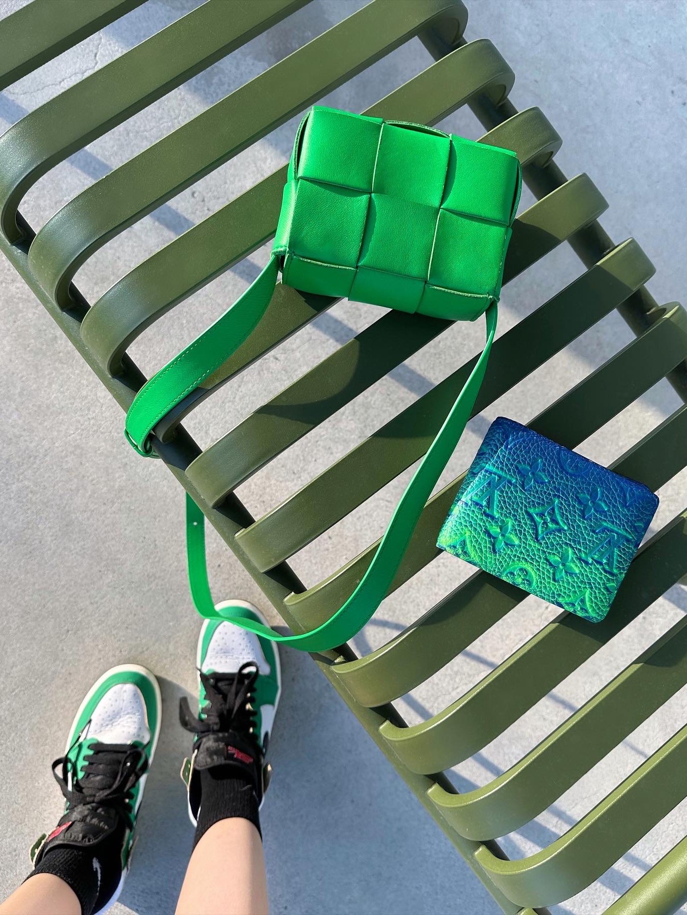 Louis Vuitton Slender Wallet Taurillon Monogram Blue Green, (W) Jordan 1 Retro High OG Lucky Green 착용 스타일