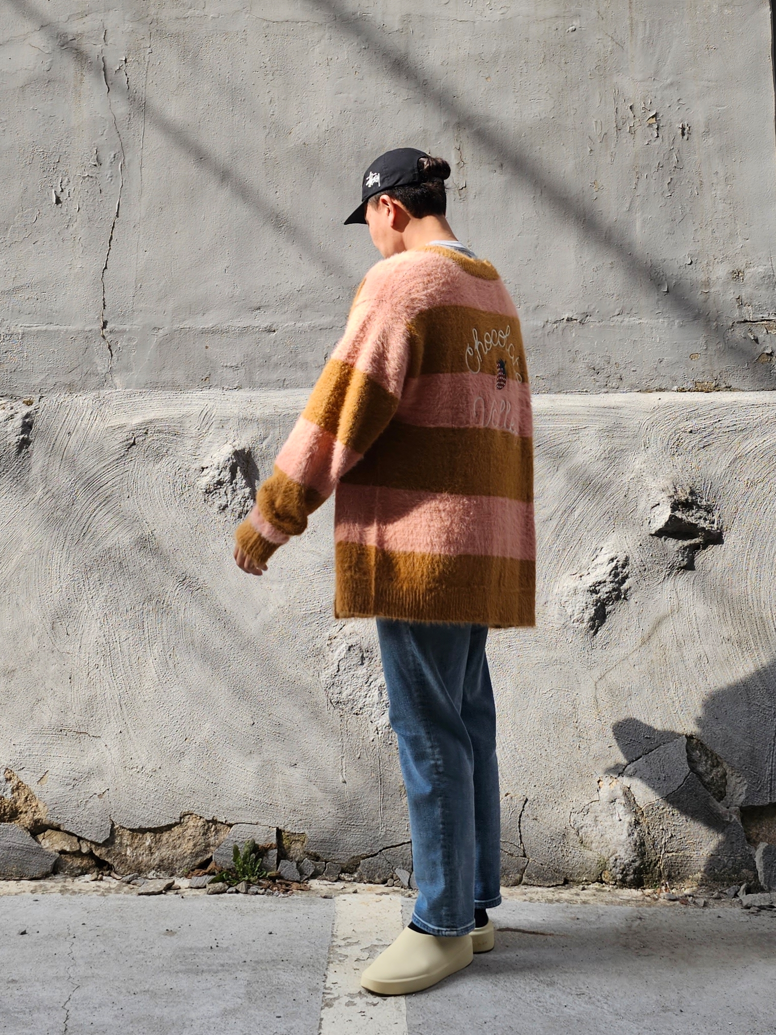 Stussy Chenille S Low Pro Cap Black, Fear of God The California Cream 착용 스타일 - 2