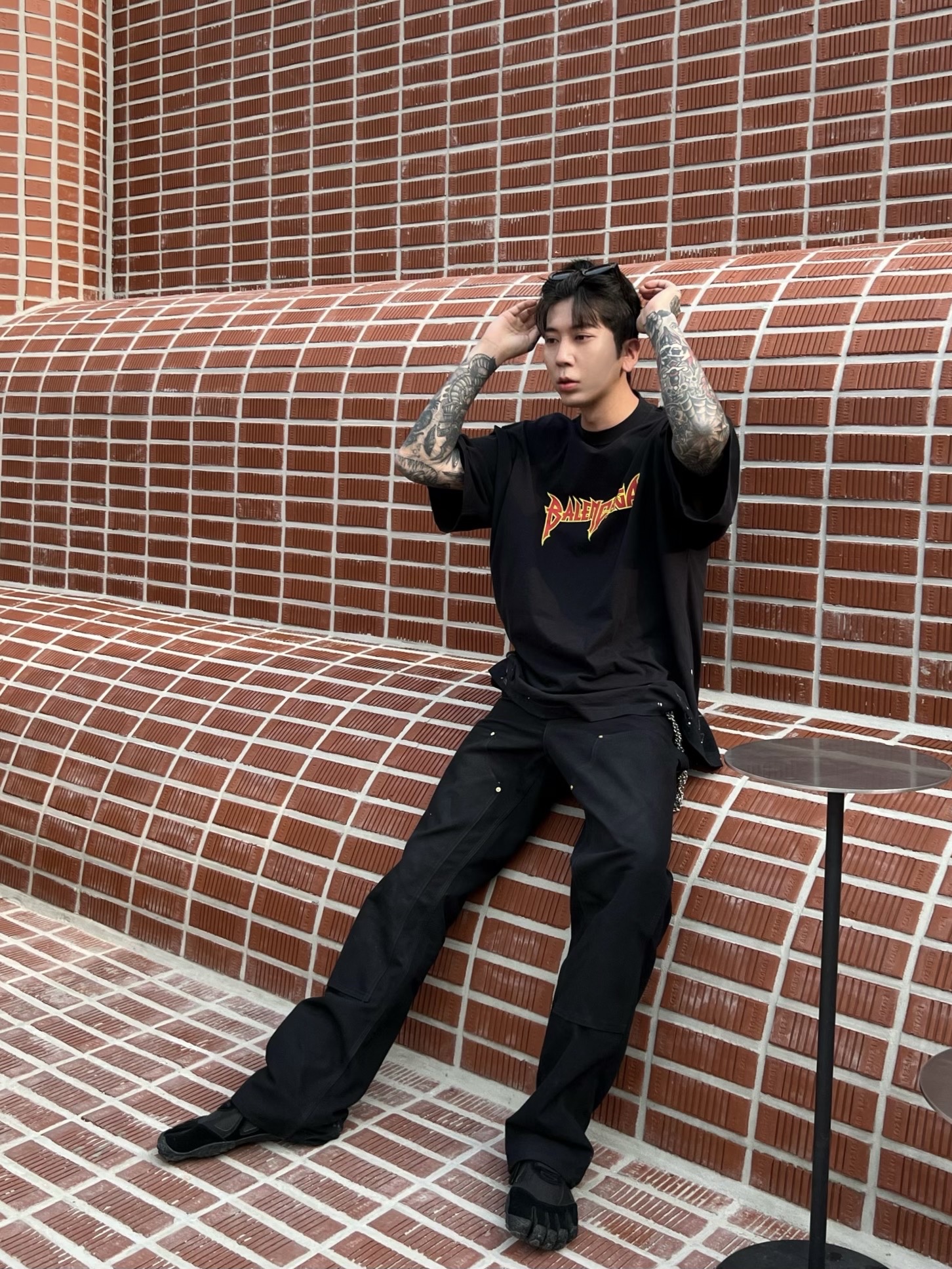Balenciaga Metal Oversized Fit T-Shirt Black Vintage 착용 스타일 - 2