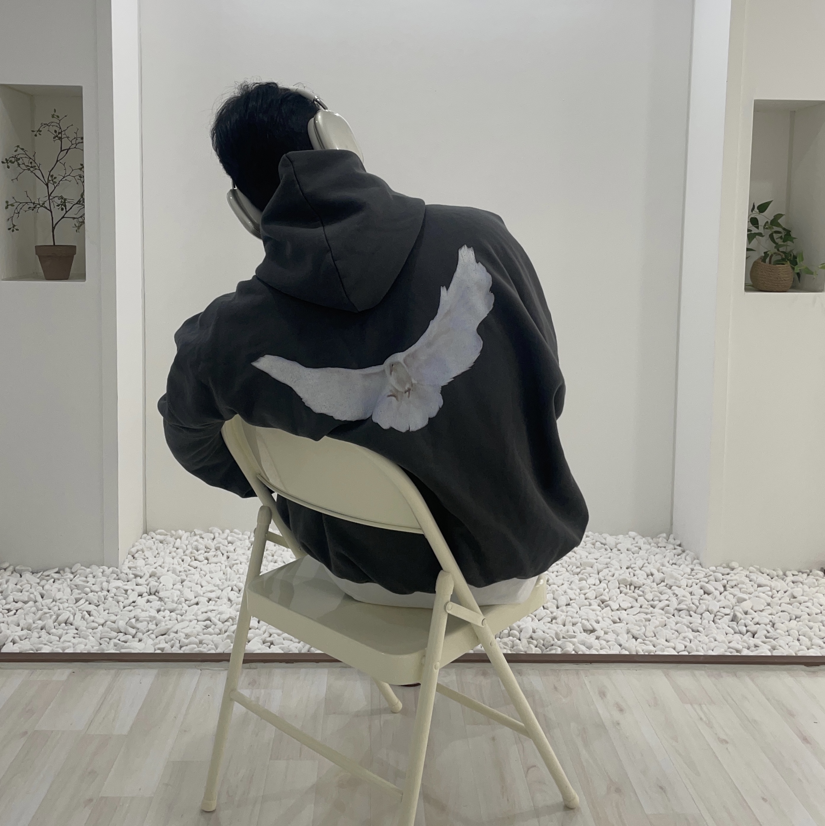 Yeezy Gap Engineered By Balenciaga Dove Hoodie Black, Apple AirPods Max Lightning Silver (Korean Ver.) 착용 스타일