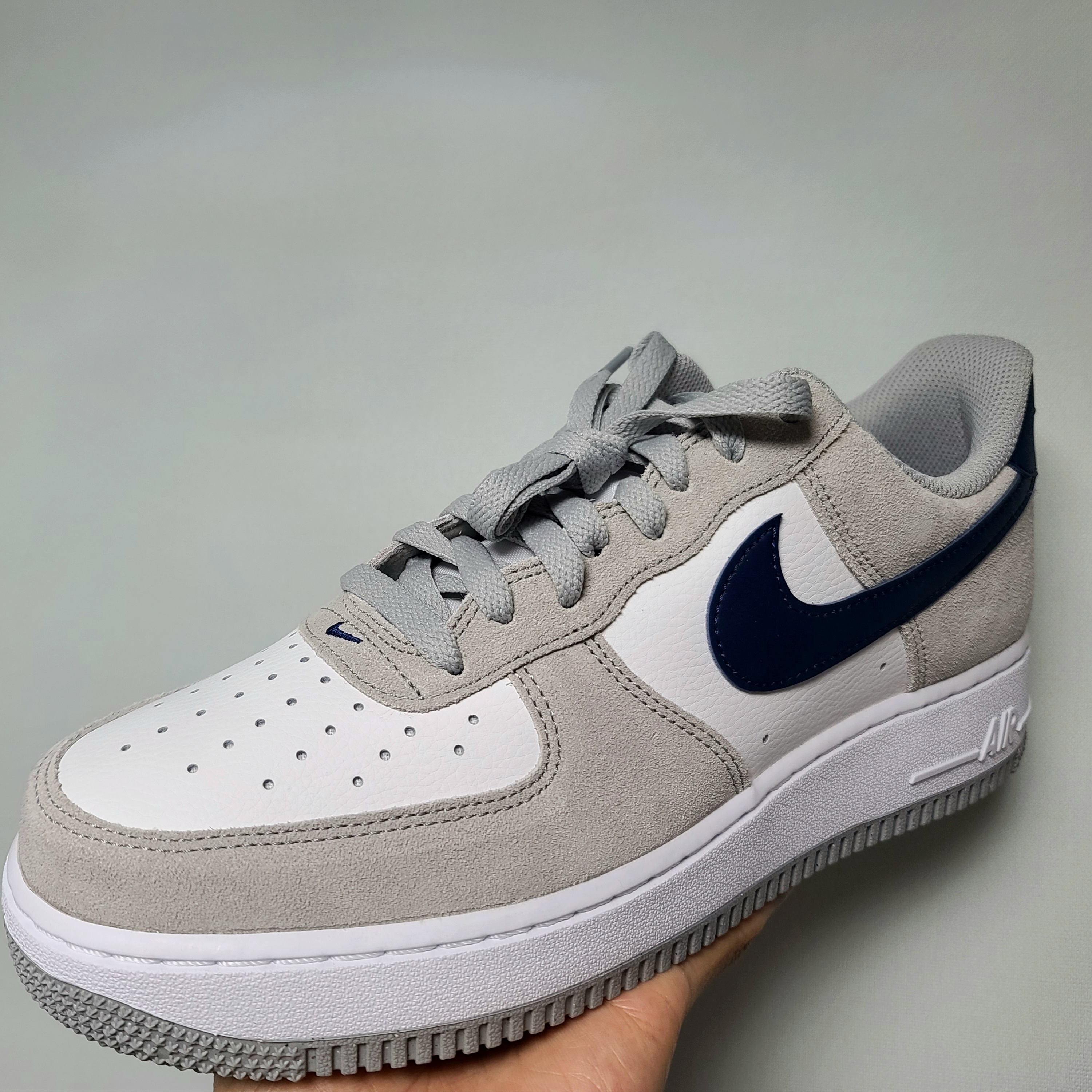Nike Air Force 1 '07 Light Smoke Grey Midnight Navy 착용 스타일 - 2