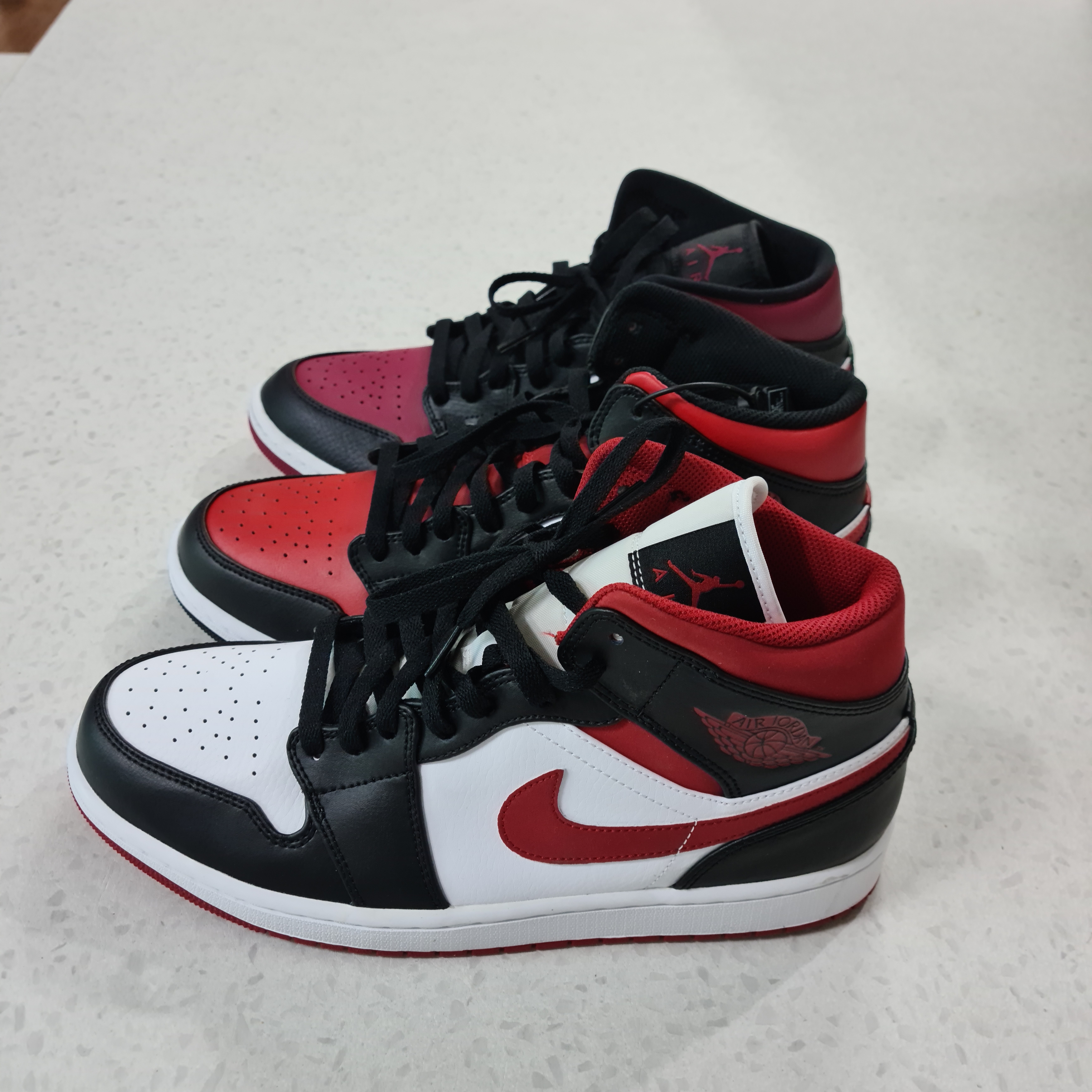 Jordan 1 Mid Black Fire Red, Jordan 1 Mid Gym Red Black White 착용 스타일 - 2