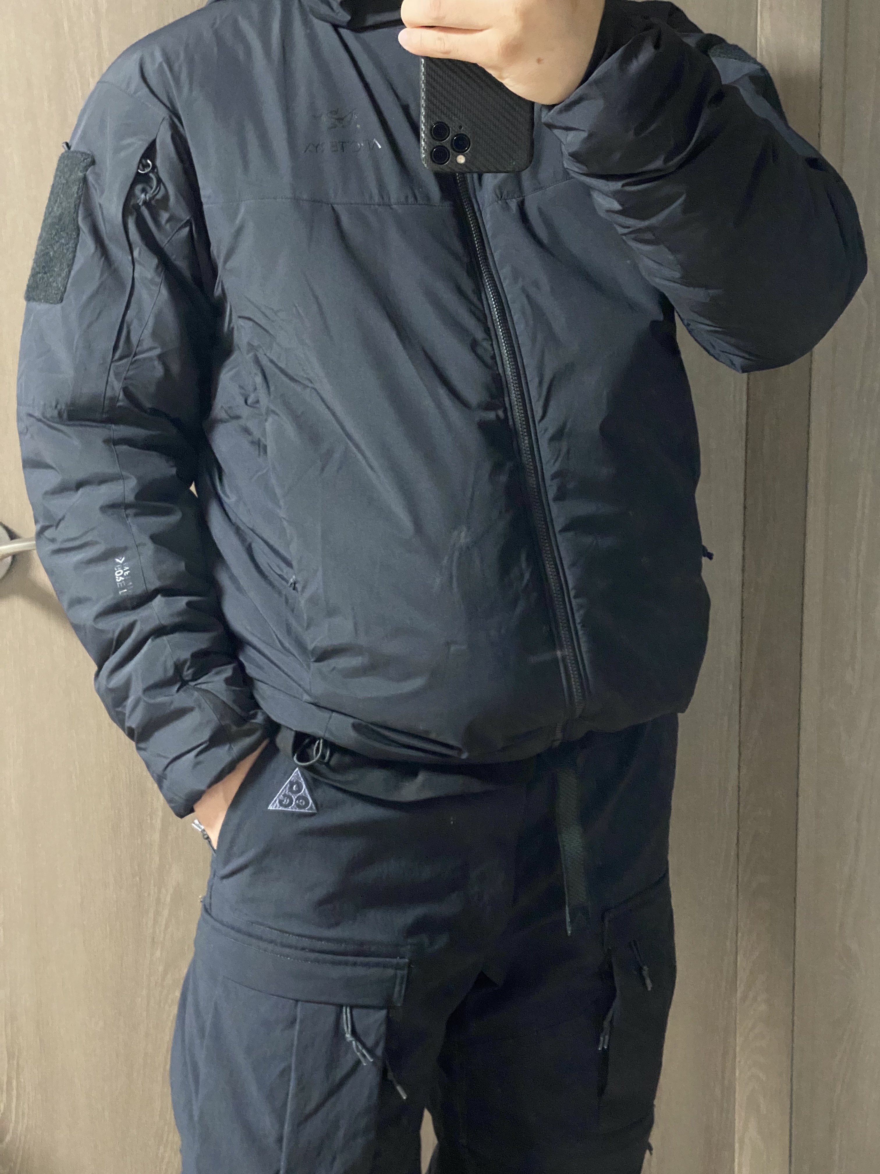 Nike ACG Smith Summit Cargo Pants Black - Asia, Arc'teryx LEAF Cold WX Hoody LT Gen 2 Black 착용 스타일 - 1