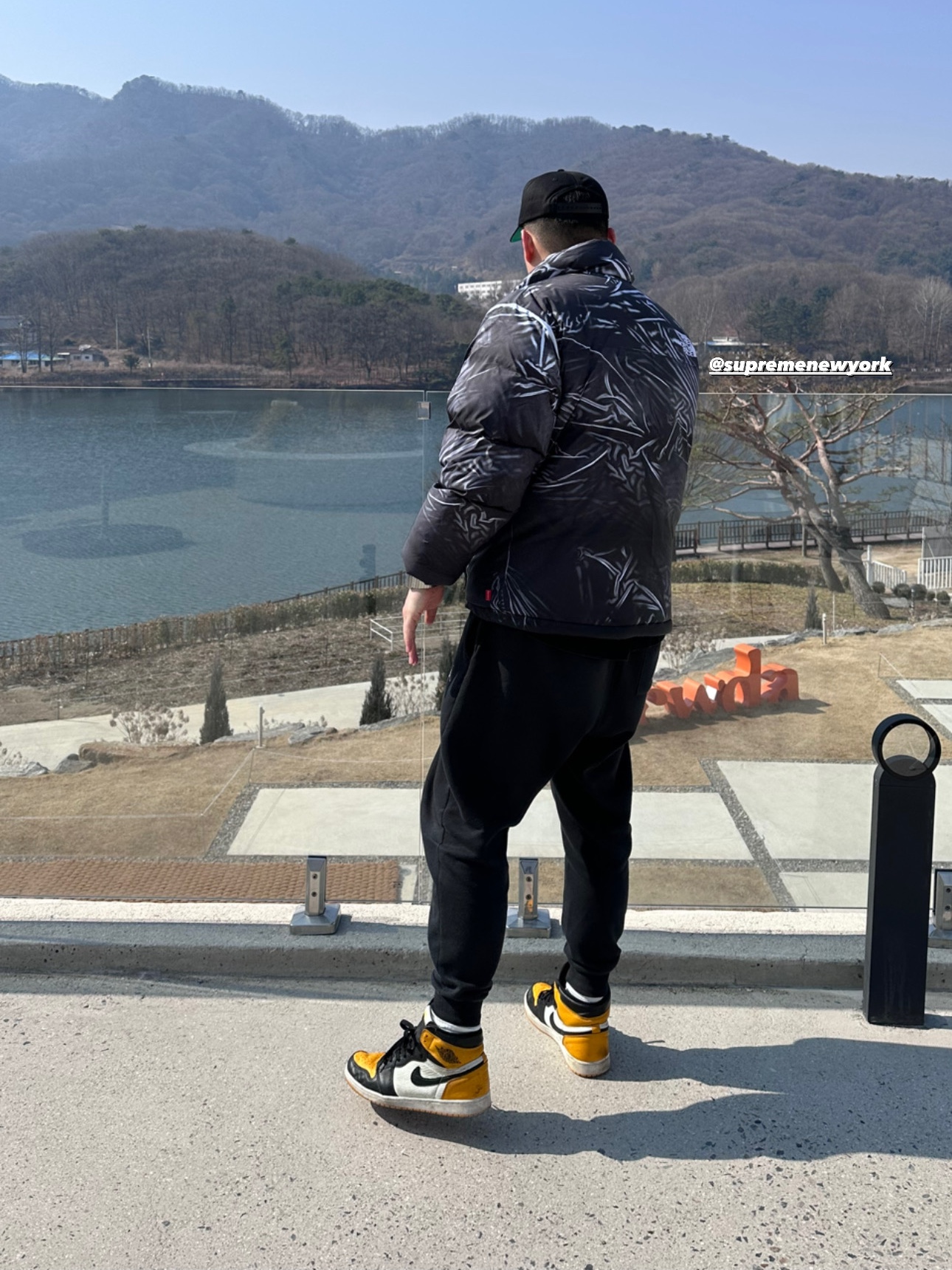Supreme x The North Face Trompe L’oeil Printed Nuptse Jacket Black - 23SS, Jordan 1 Retro High OG Taxi 착용 스타일