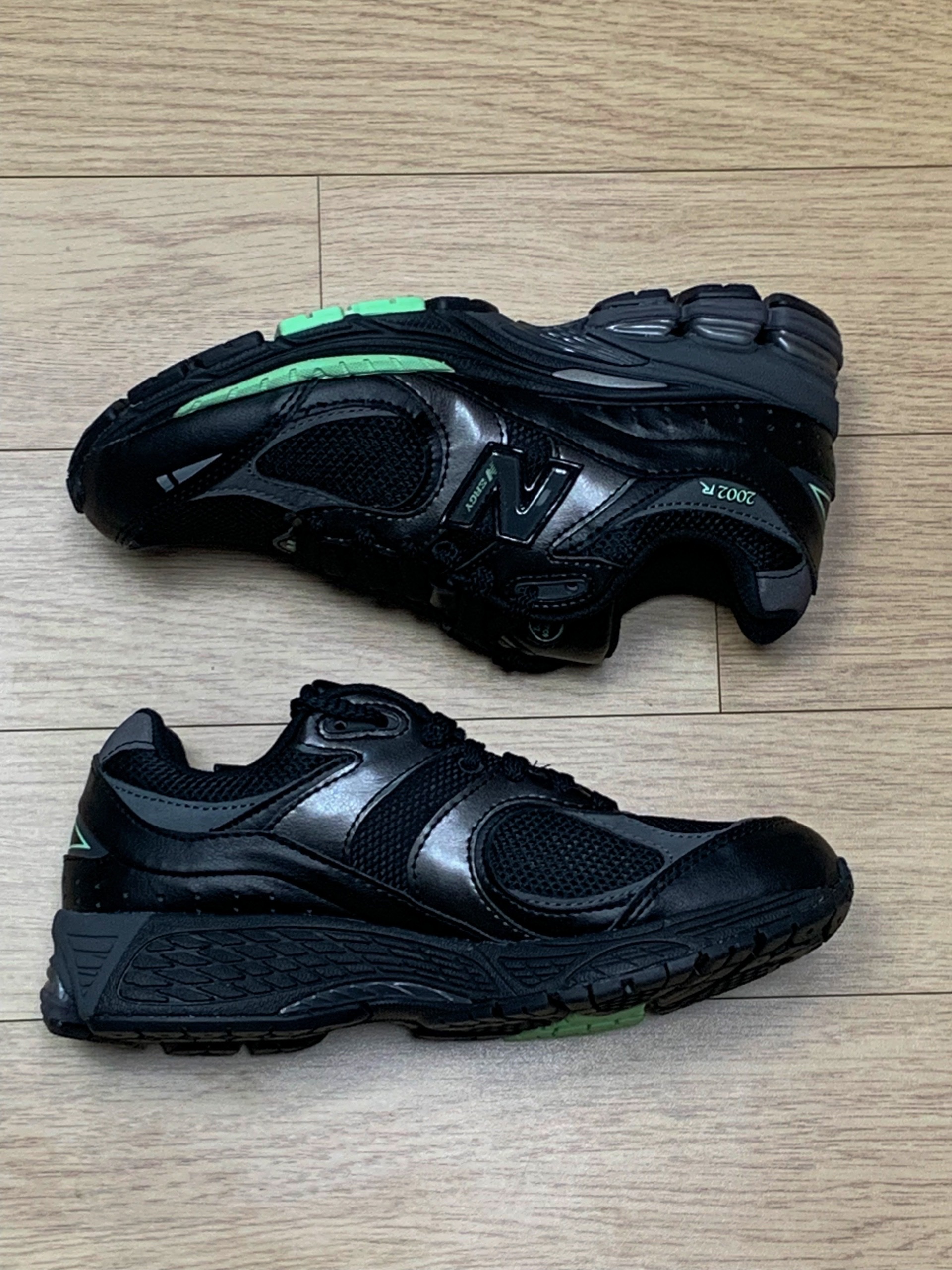 New Balance x J.Crew 2002R Black Powder Green 착용 스타일 - 1