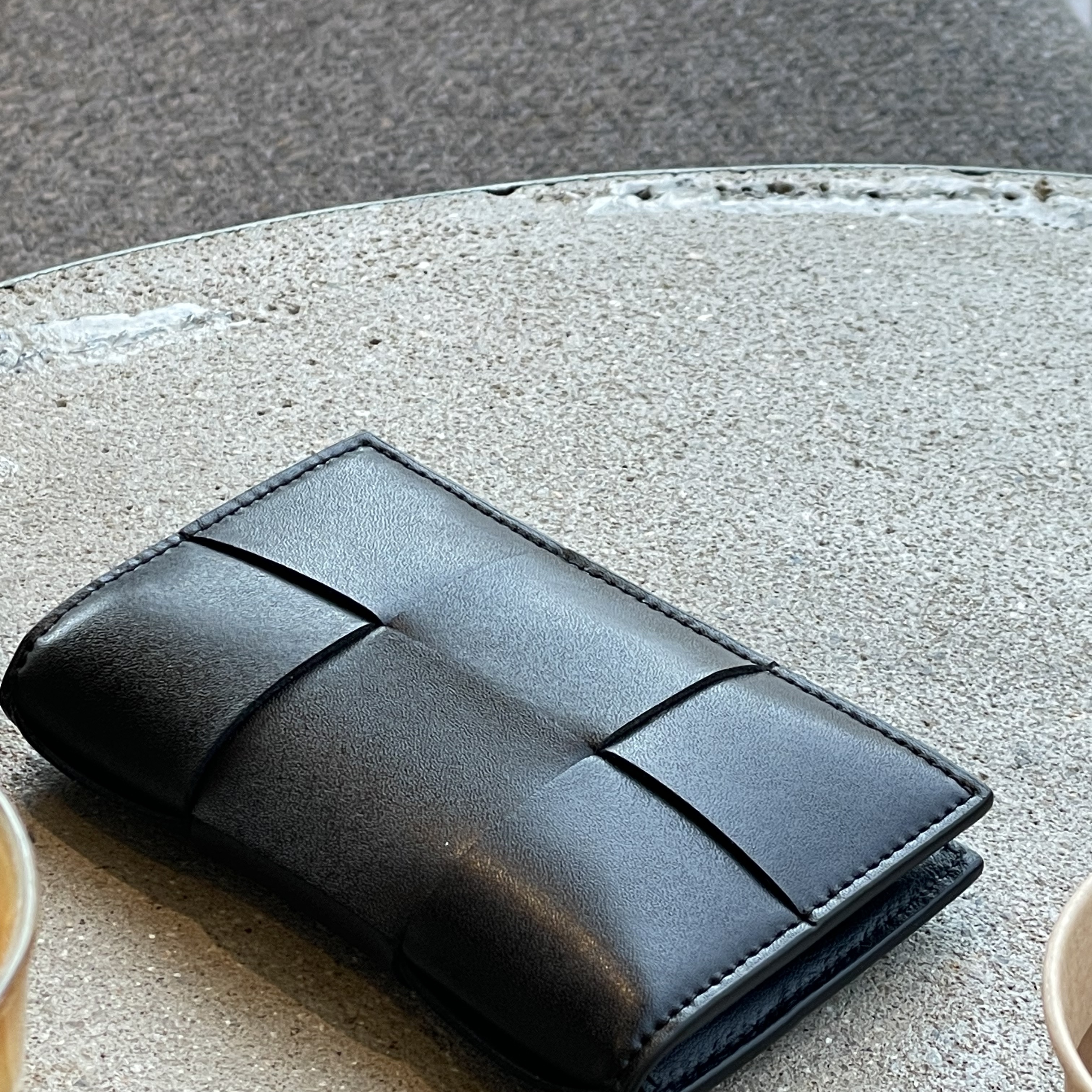 Bottega Veneta Flap Card Case Black 착용 스타일