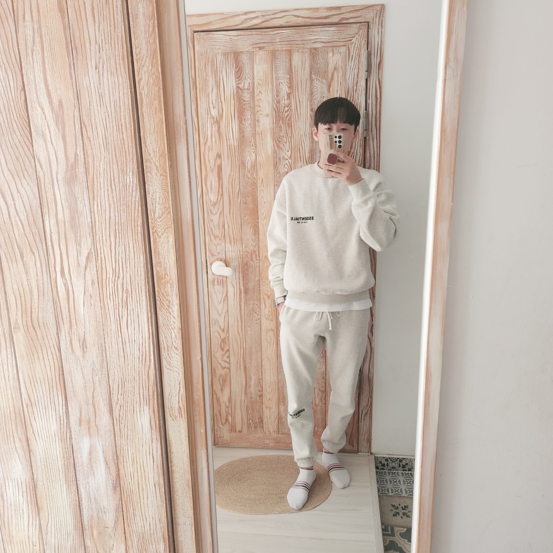 Essentials The Core Collection Crewneck Sweatshirt Light Oatmeal, Nike NSW Swoosh Therma-Fit Bomber Black - Asia 착용 스타일 - 2
