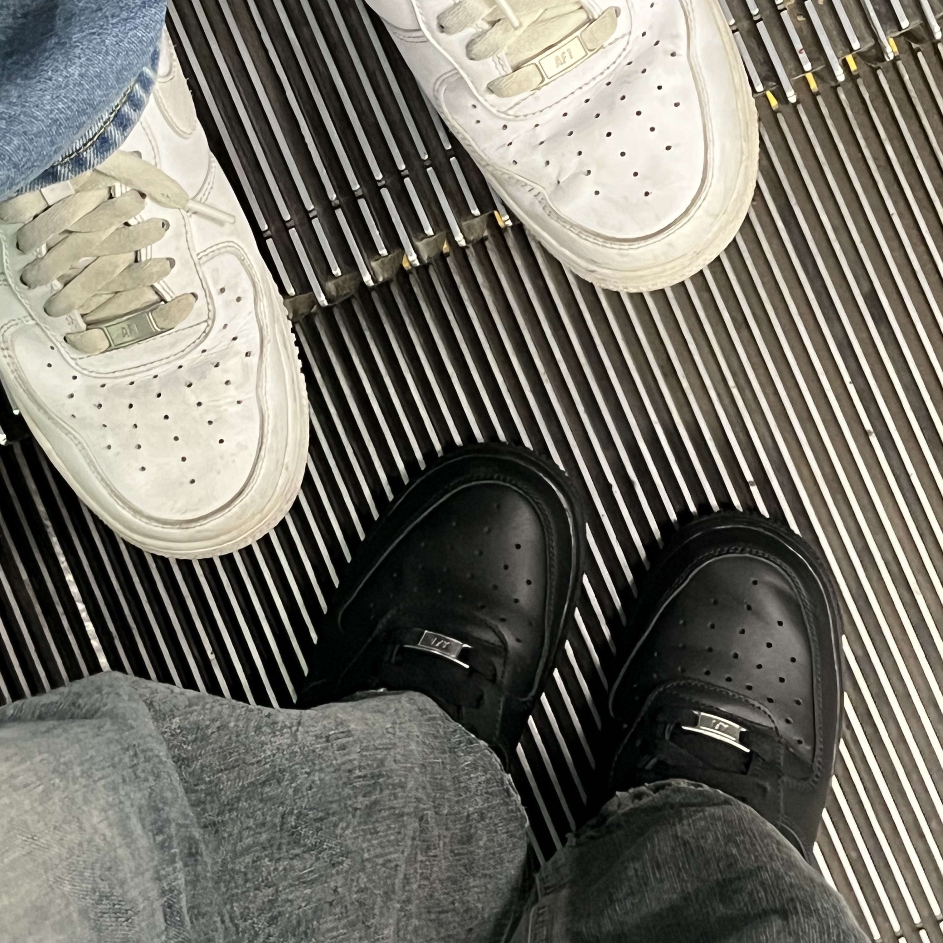 (W) Nike Air Force 1 '07 Low Triple Black 착용 스타일 - 3