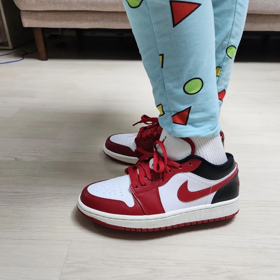 (W) Jordan 1 Low White Gym Red 착용 스타일 - 2