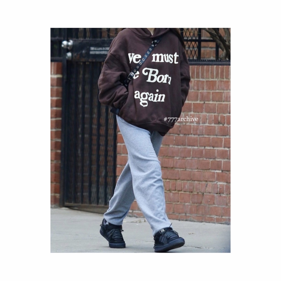 Cactus Plant Flea Market Born Again Hooded Sweatshirt Brown, Balenciaga Arena Lambskin Le Cagole XS Shoulder Bag Black 착용 스타일 - 2