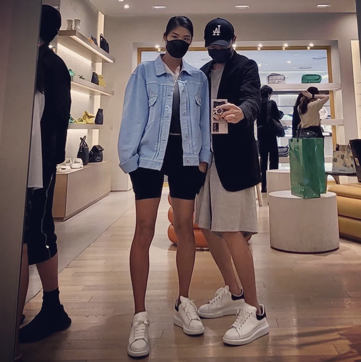 Alexander McQueen Oversized Sneakers White Black 착용 스타일 - 1