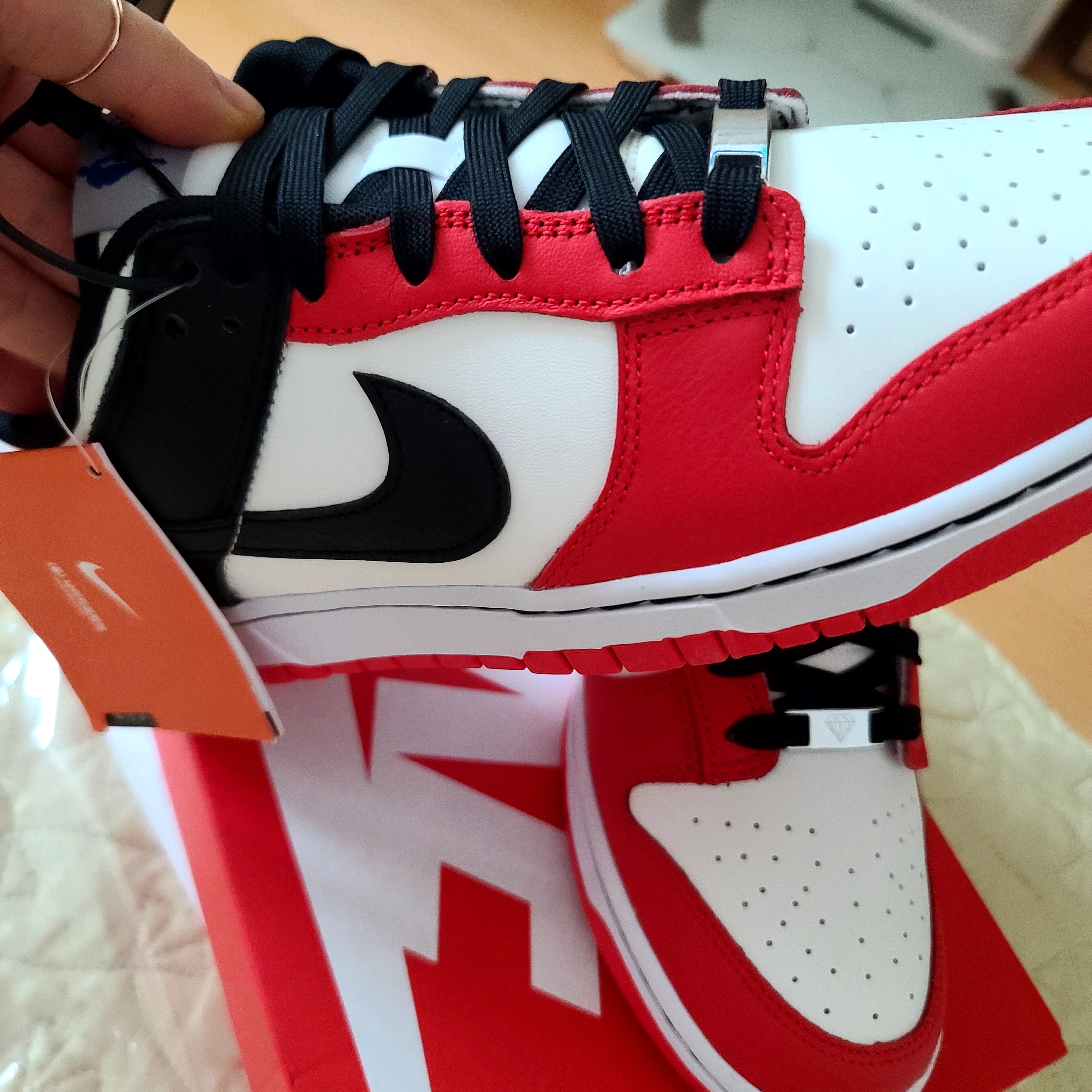 Nike x NBA Dunk Low Retro EMB Black and Chile Red 착용 스타일