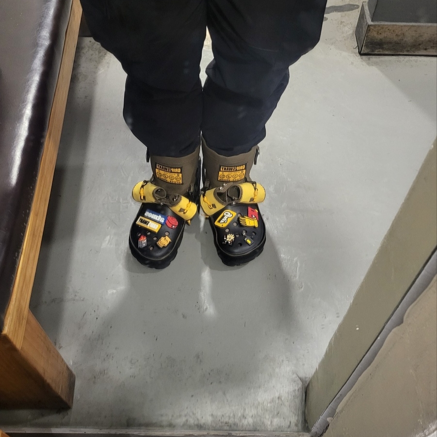 Crocs x Grip Swany x Atmos Classic All Terrain Clog Olive 착용 스타일
