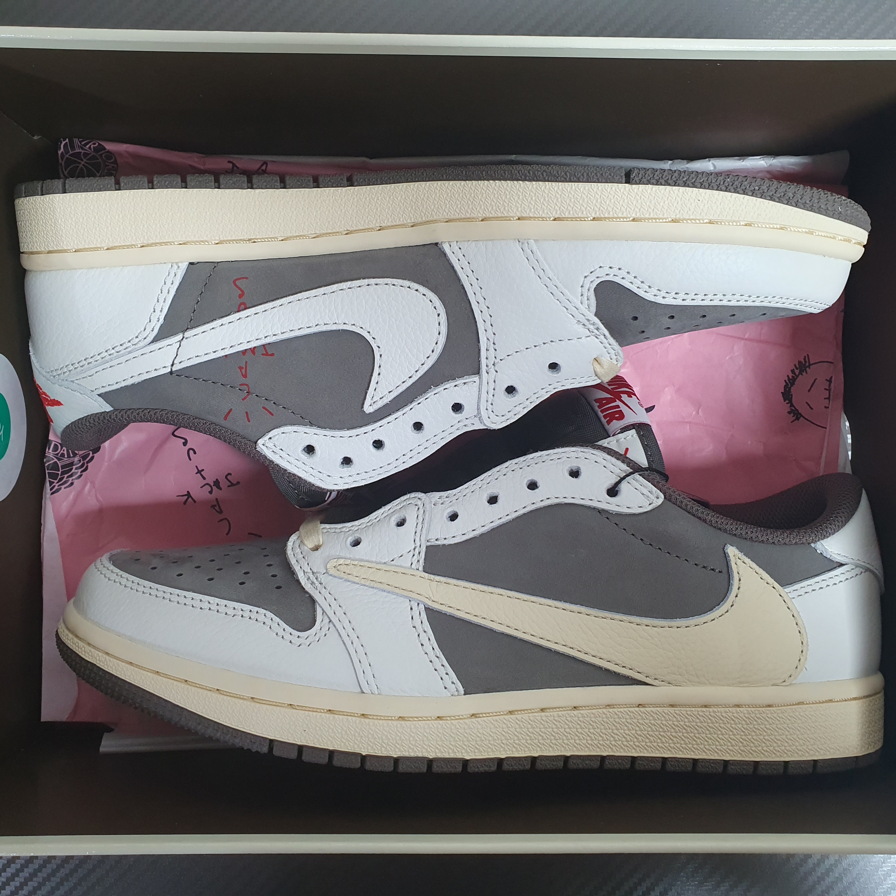 Jordan 1 x Travis Scott Retro Low OG SP Sail and Ridgerock, Jordan 1 x Travis Scott x Fragment Retro Low OG SP Military Blue 착용 스타일 - 1