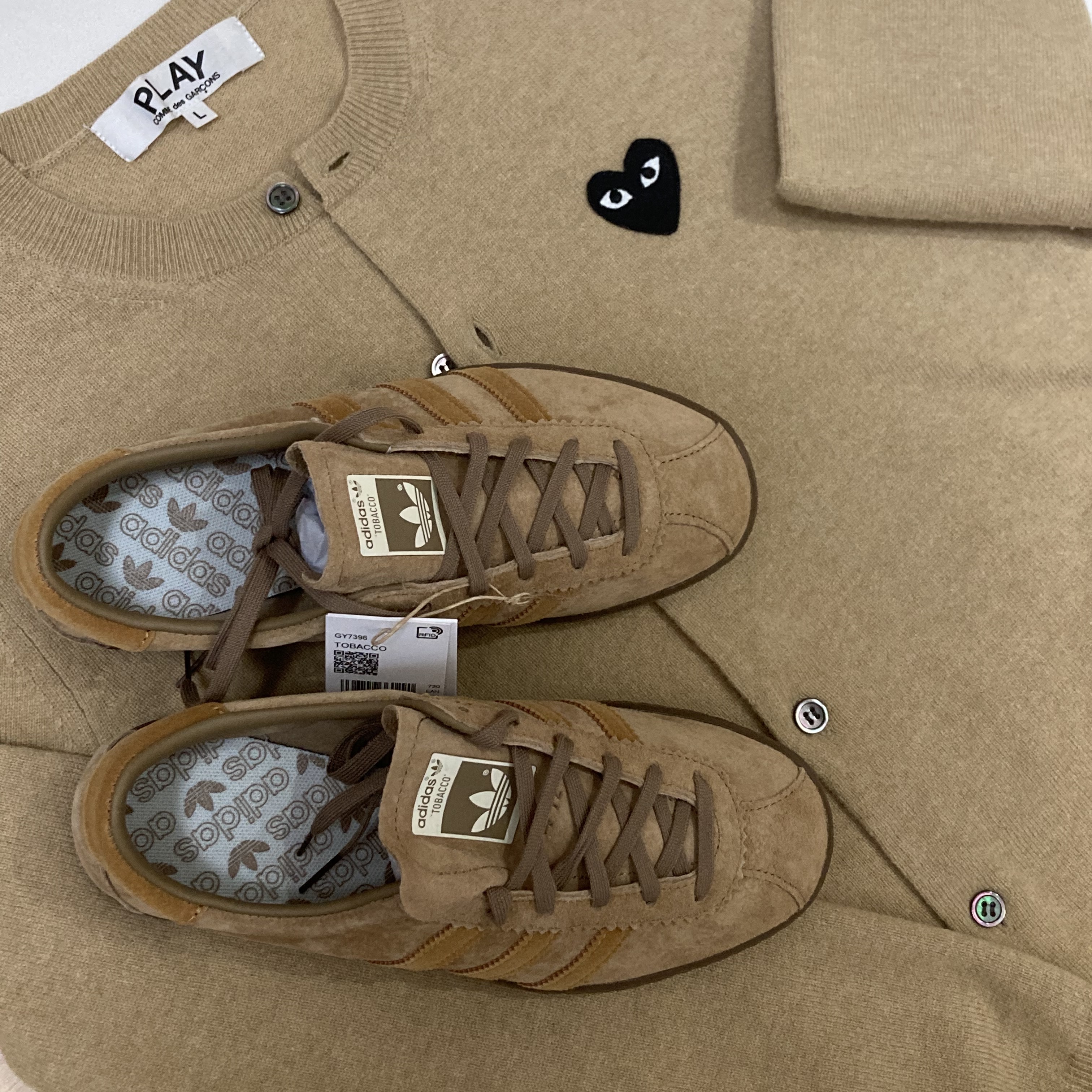 Adidas Tobacco Pantone Mesa 착용 스타일