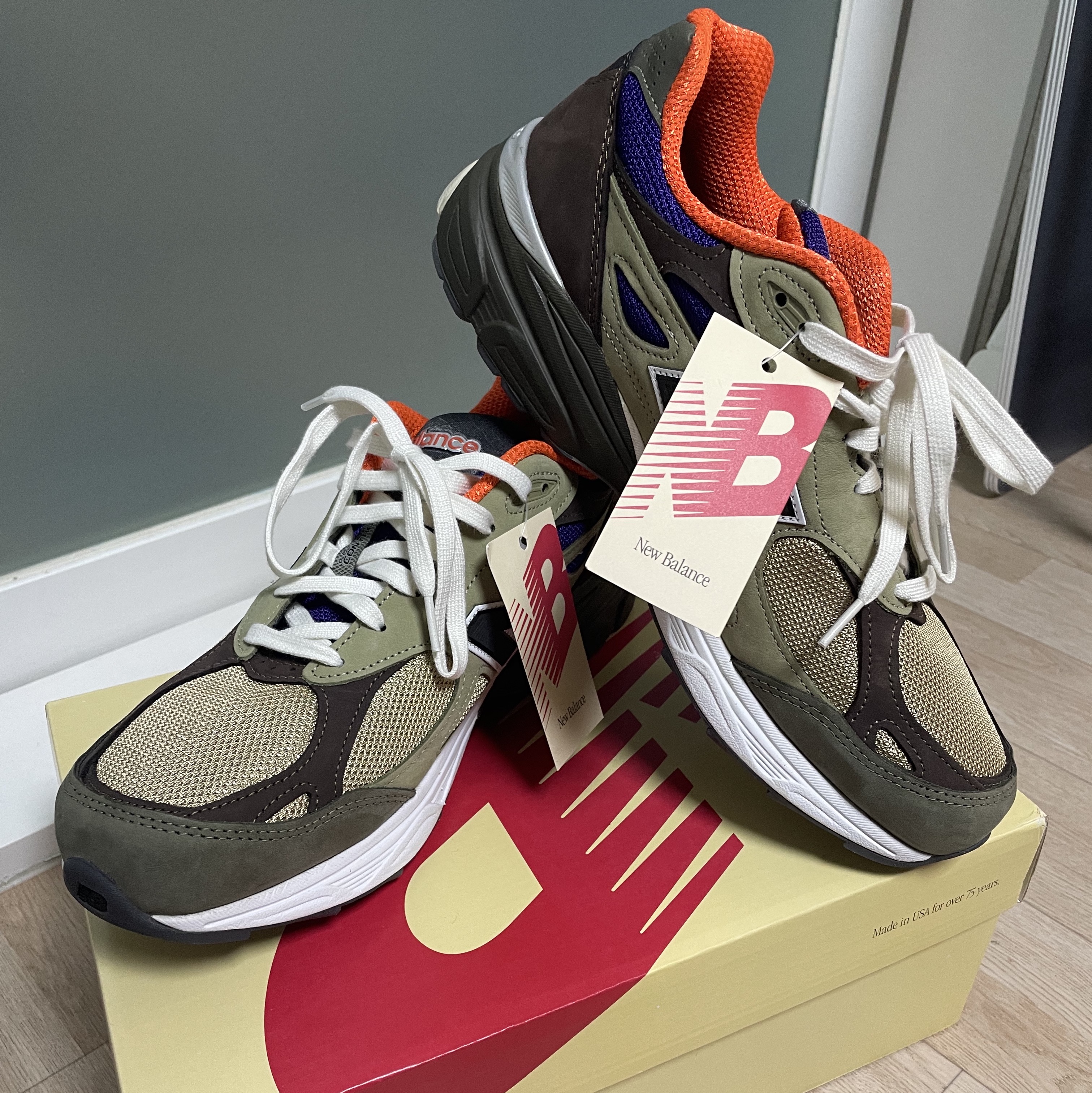New Balance 990v3 Made in USA Tan Orange 착용 스타일 - 2