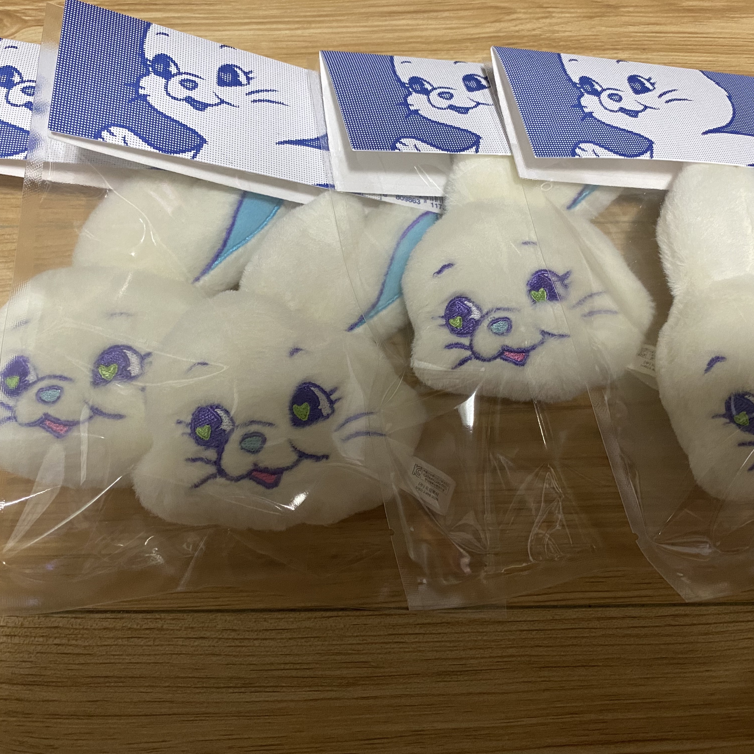 NewJeans Tokki Merchandise Fluffy Keyring White 착용 스타일 - 1