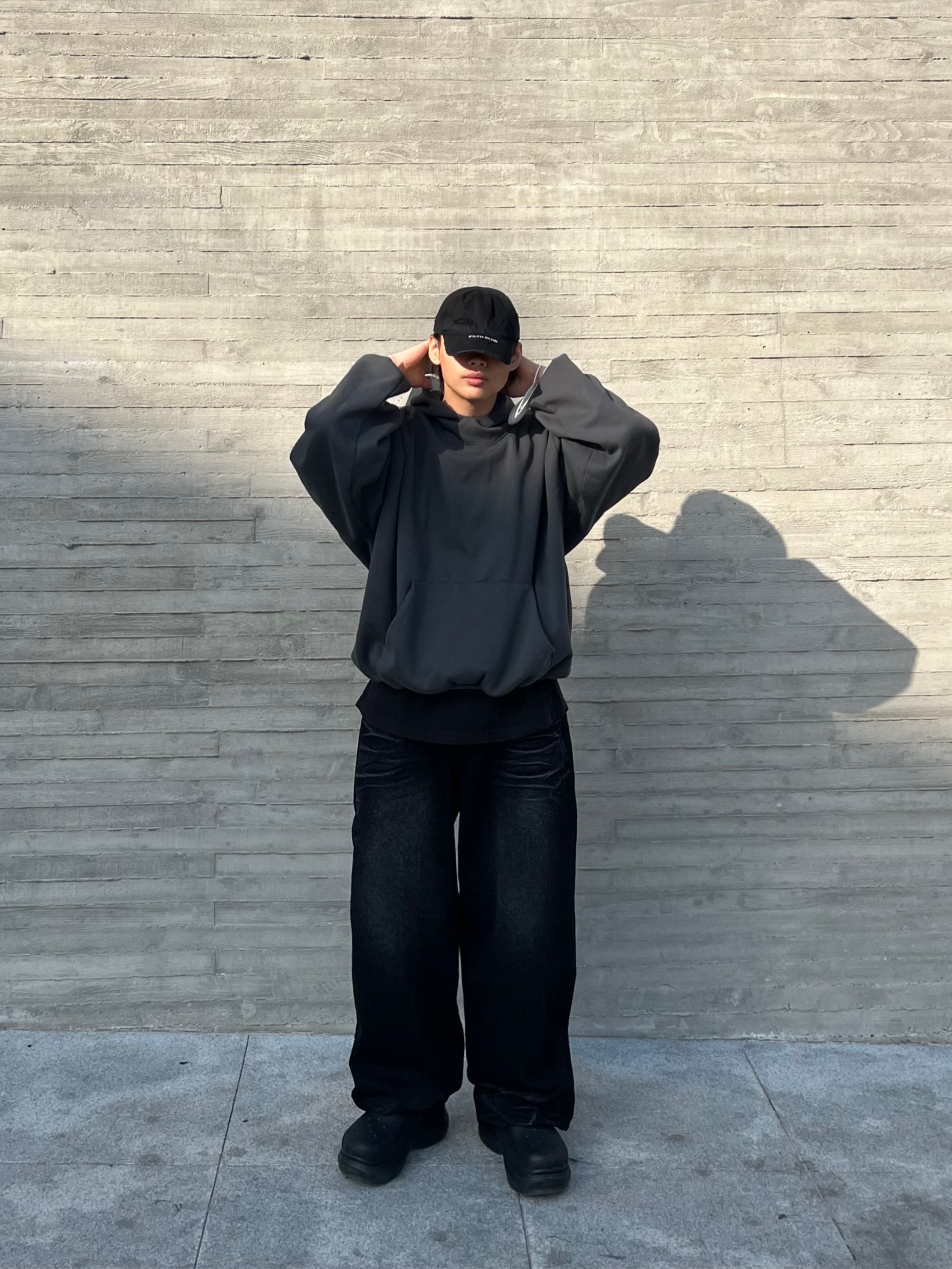 Yeezy Gap Engineered By Balenciaga Dove Hoodie Black, Project G/R Distressed Filth Club Cap Washed Black 착용 스타일 - 4