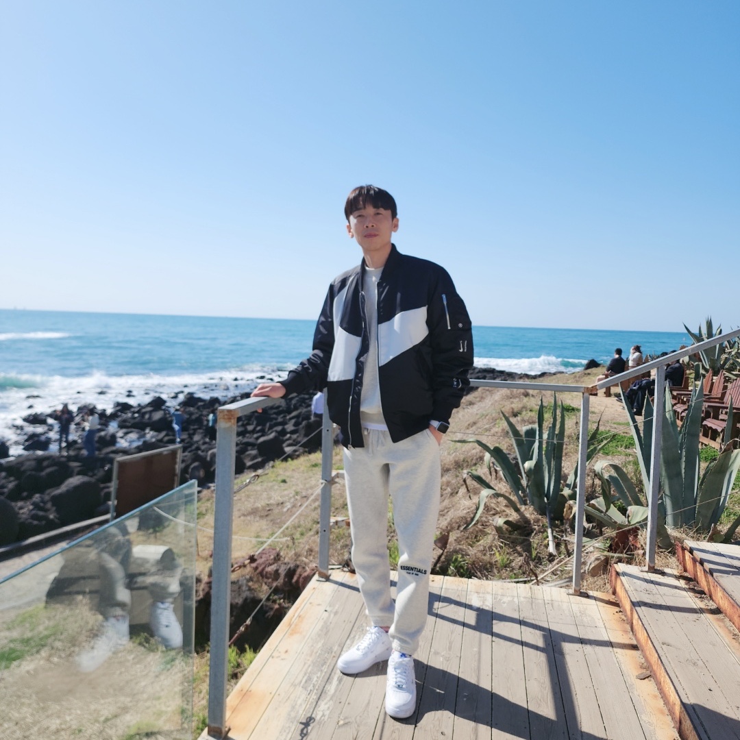Essentials The Core Collection Crewneck Sweatshirt Light Oatmeal, Nike NSW Swoosh Therma-Fit Bomber Black - Asia 착용 스타일 - 1