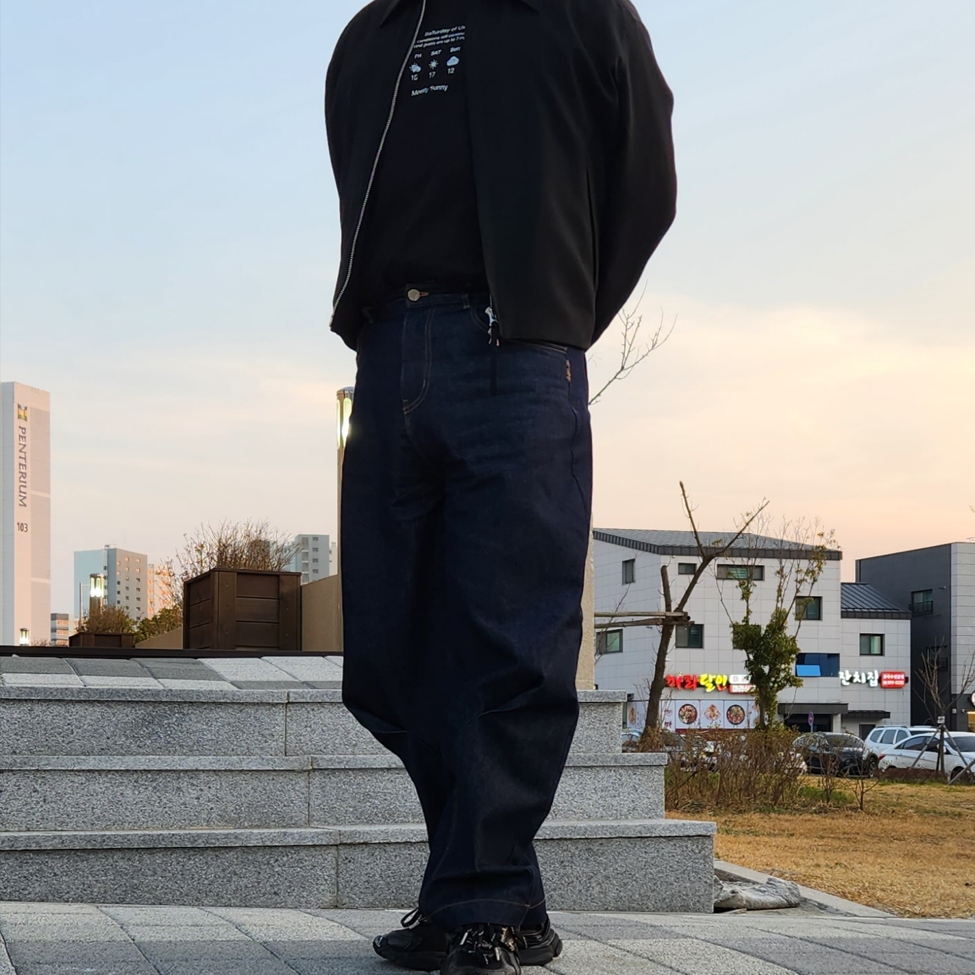 [KREAM 단독] STU Weather Sign Long Sleeve Black, Balenciaga Runner Sneakers Monocolor Black 착용 스타일