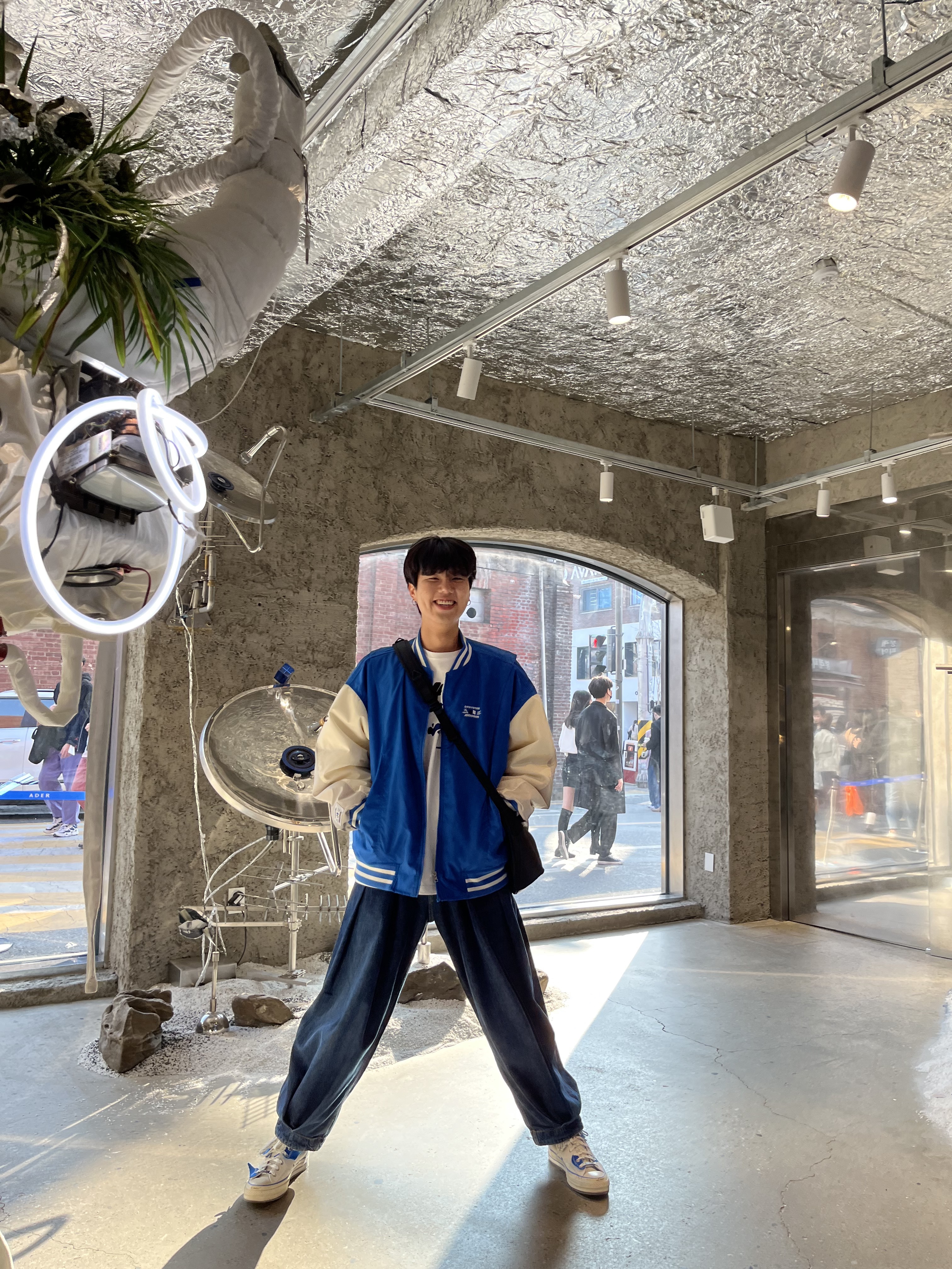 Converse x Ader Error Chuck 70 High White, Zara x Ader Error Graphic Long Sleeve T-Shirt Scratch White 착용 스타일 - 2