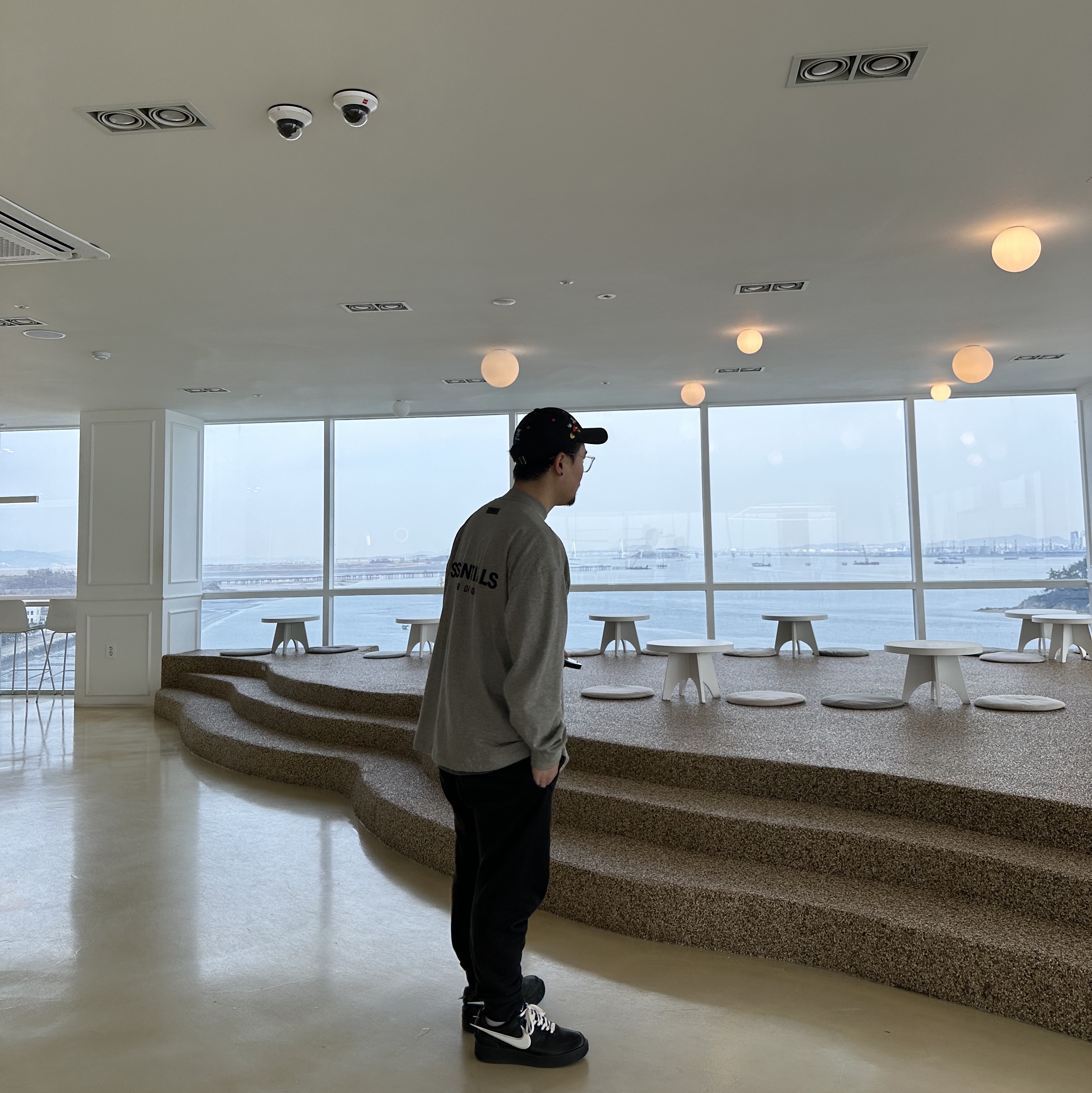 Essentials The Core Collection Long Sleeve T-Shirt Dark Oatmeal, Nike x Ambush Air Force 1 Low SP Black 착용 스타일 - 2