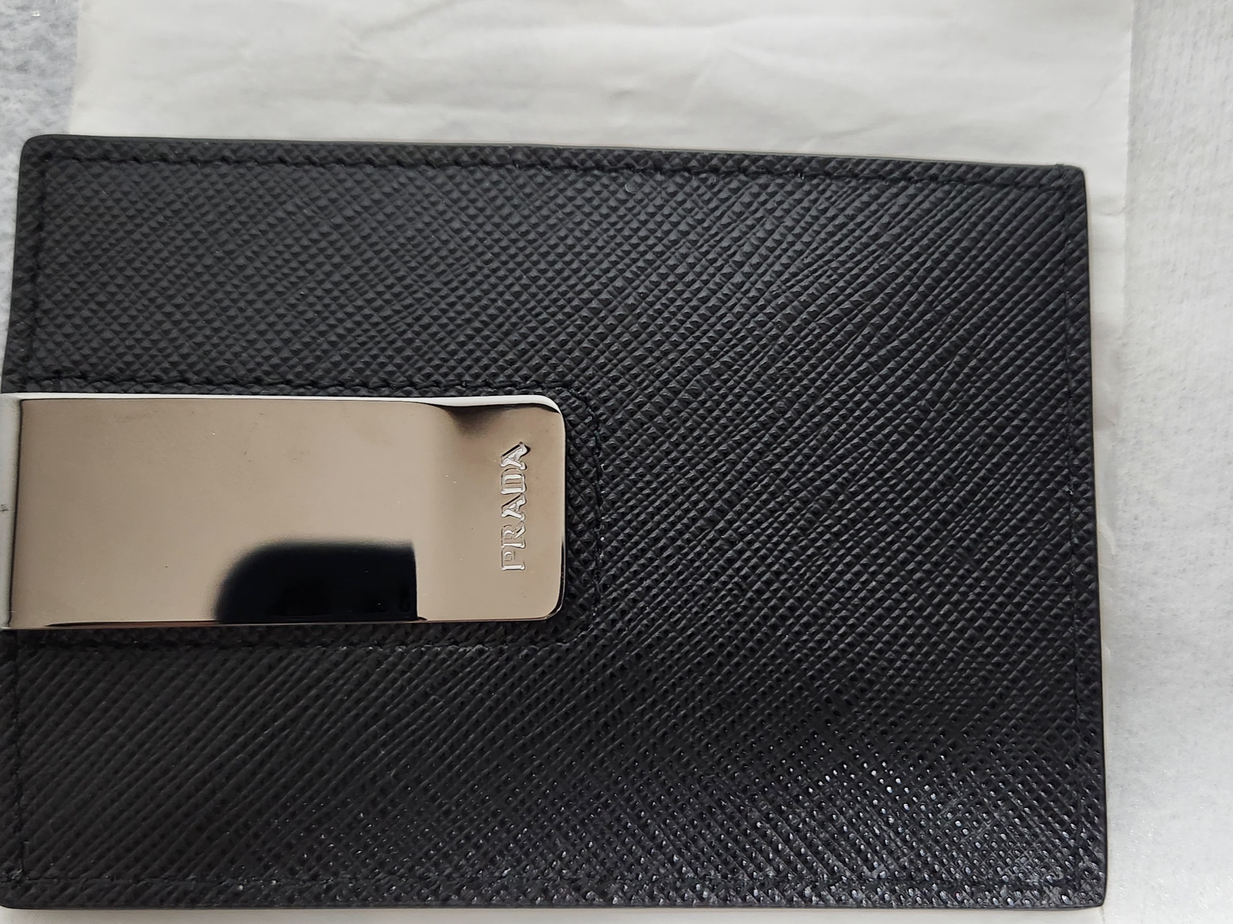 Prada Saffiano Leather Card Holder Black 착용 스타일 - 2