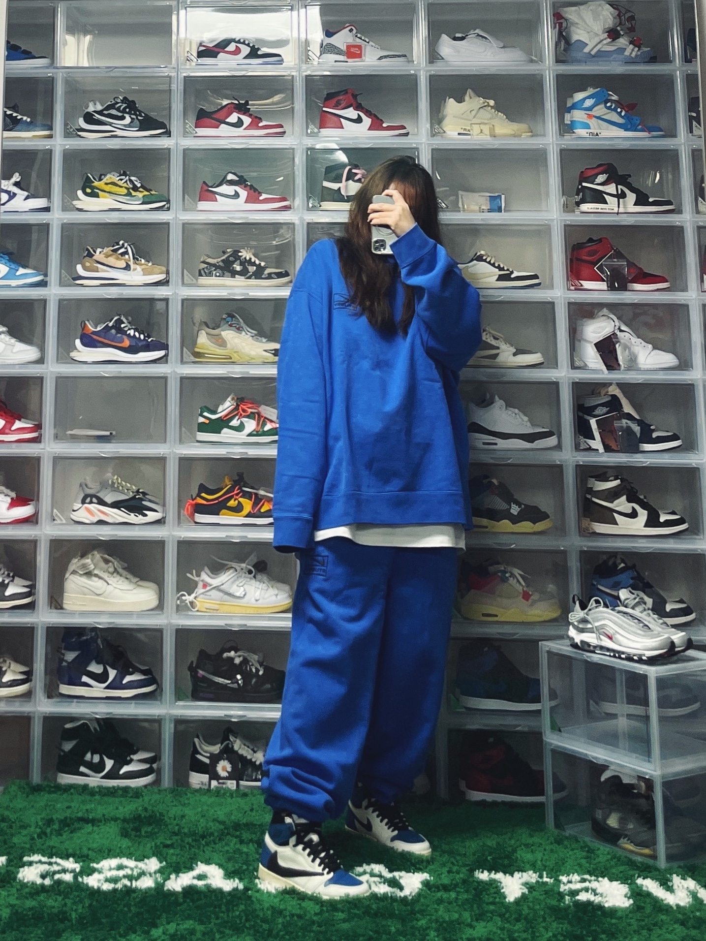 Jordan 1 x Travis Scott x Fragment Retro High OG SP Military Blue, Nike x Stussy NRG Acid Washed Crewneck Game Royal (DR4024-480) 착용 스타일