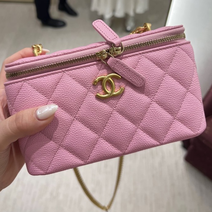 Chanel Vanity with Chain Grained Shiny Calfskin & Gold Coral Pink 착용 스타일