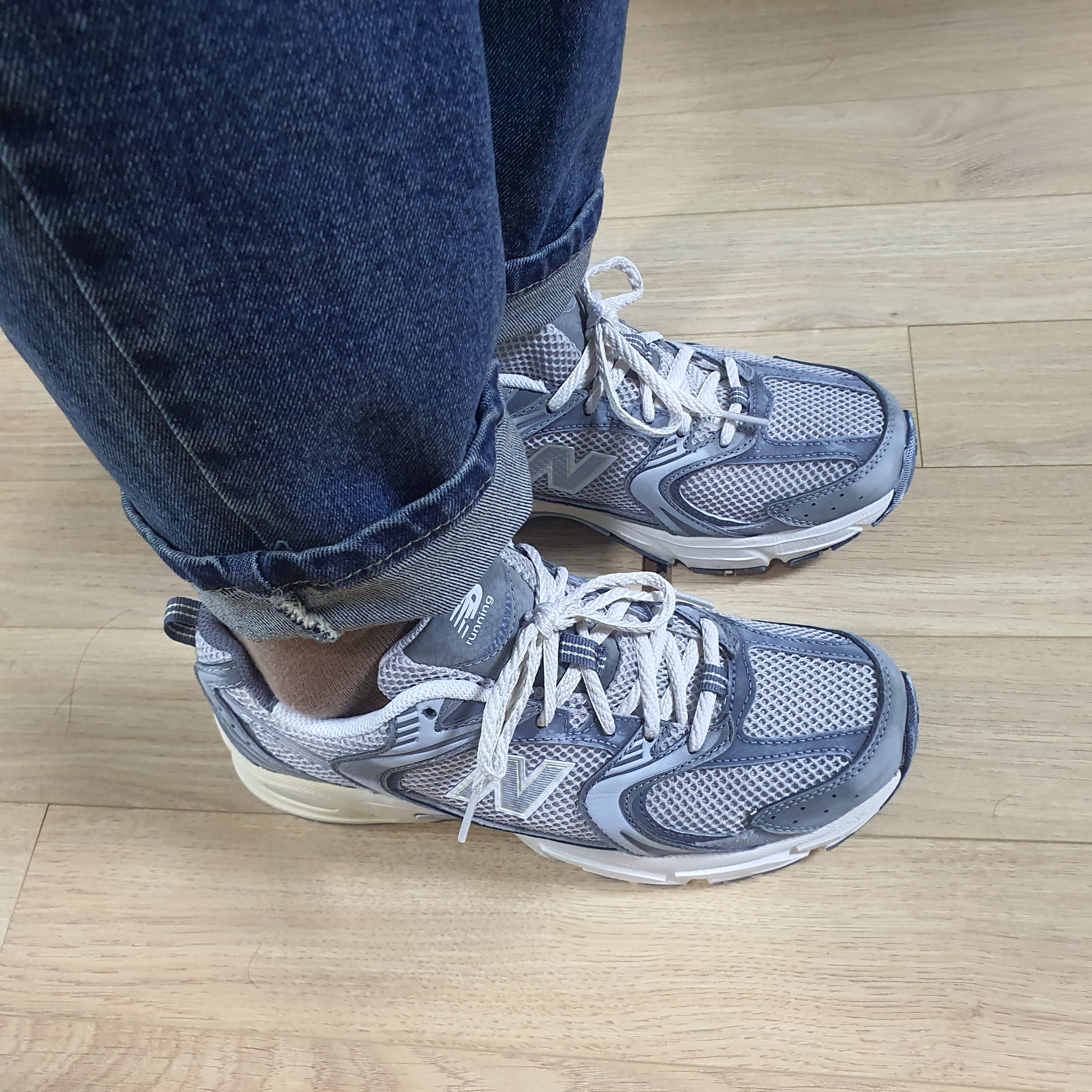 New Balance 530 Premium Vintage Grey Matter 착용 스타일 - 2