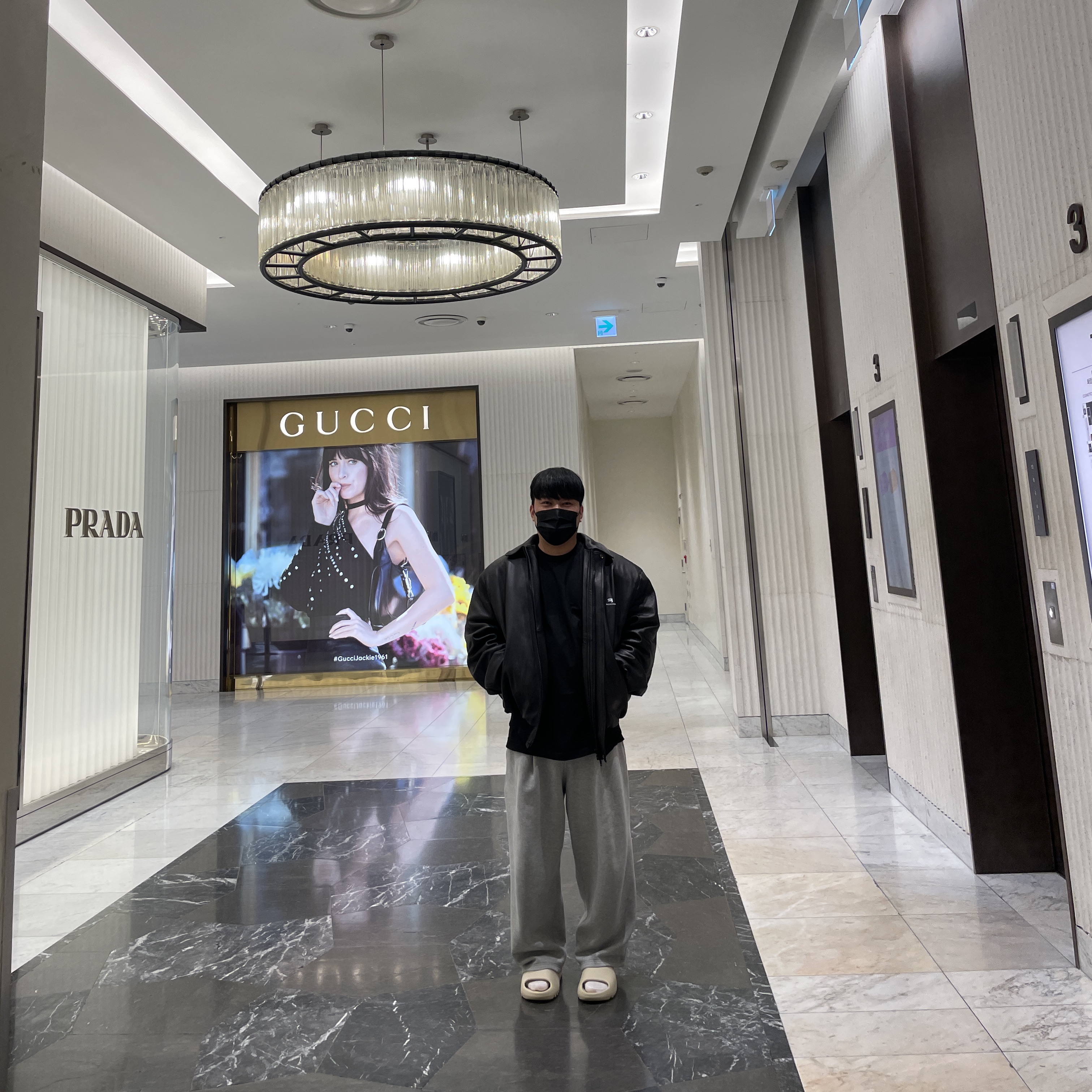 Balenciaga Sporty B Taxi Blouson Black 착용 스타일