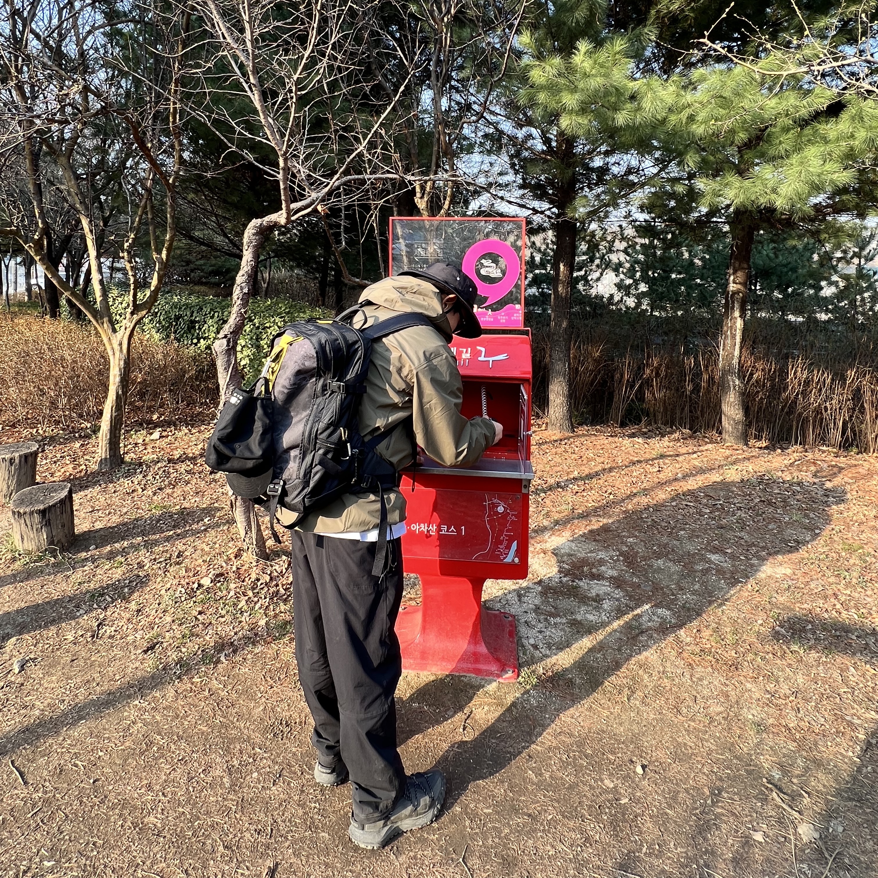 Nike ACG Mountain Fly Low Gore-Tex SE Dark Smoke Grey, Nike ACG Sun farer Trail Pants Black - Asia 착용 스타일 - 2