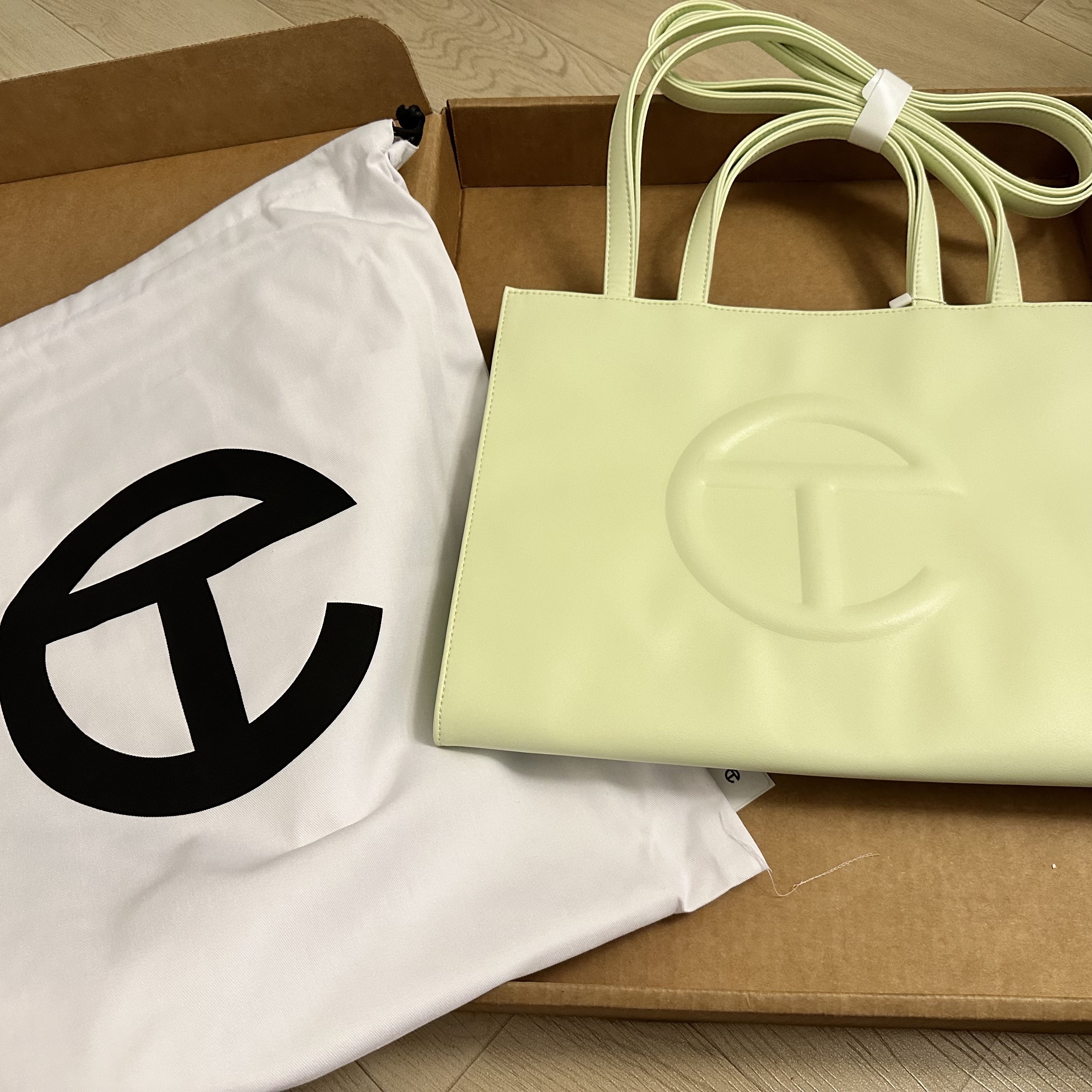 Telfar Medium Shopping Bag Glue 착용 스타일 - 1