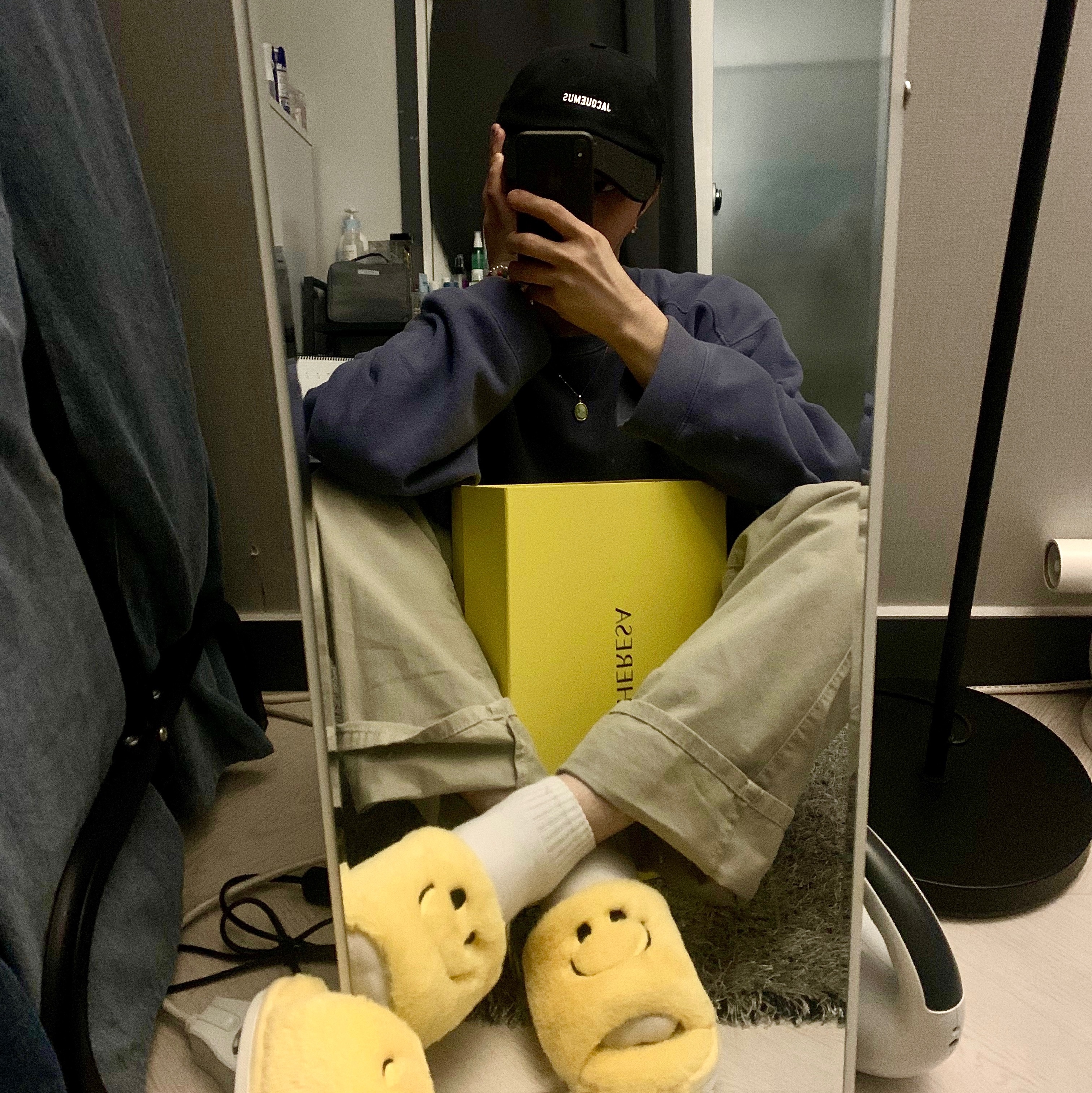 Jacquemus La Casquette Rond Round-Back Baseball Cap Black, Jacquemus Le Sweatshirt Printed Logo Hoodie Grey 착용 스타일 - 1