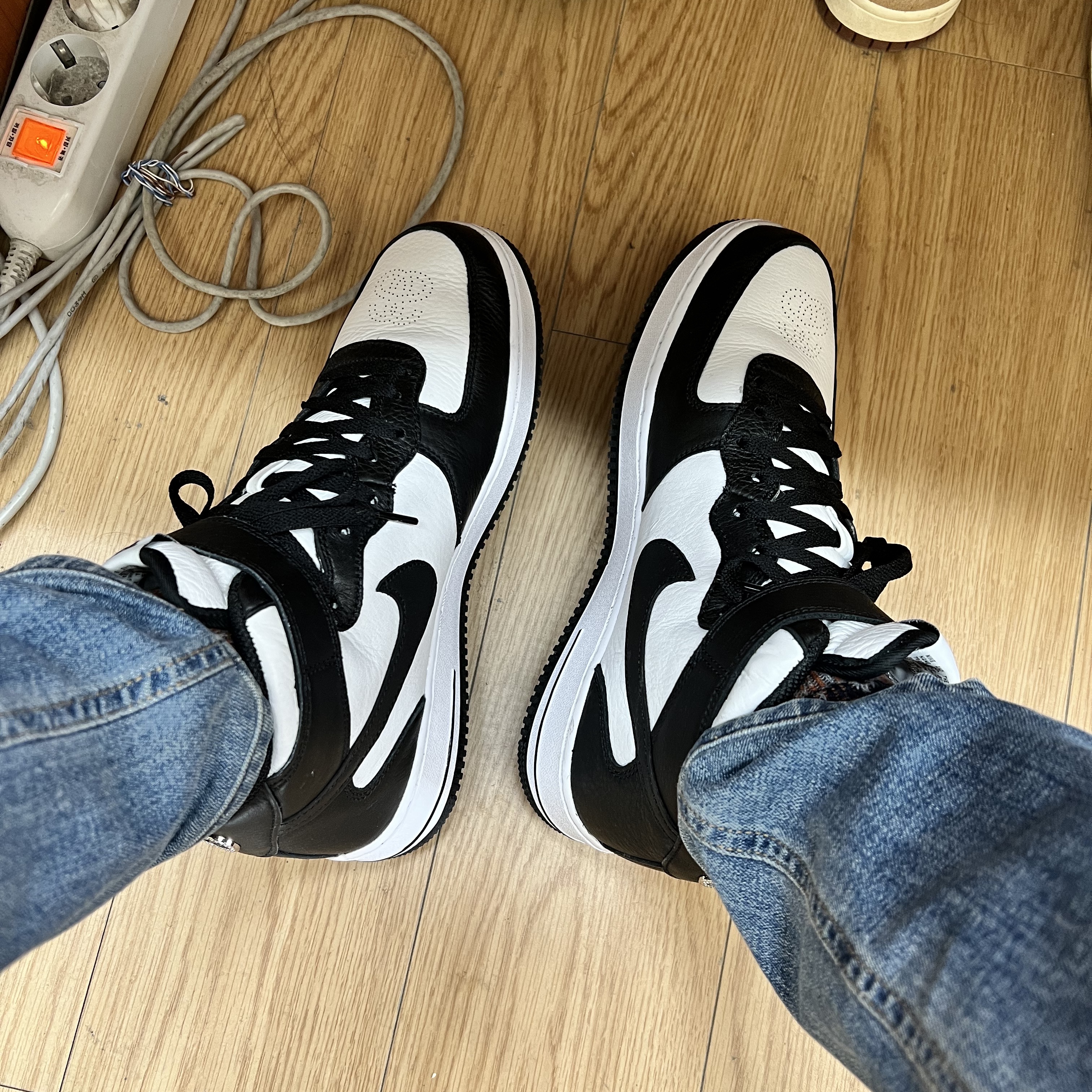 Nike x Stussy Air Force 1 '07 Mid SP Black and Light Bone 착용 스타일