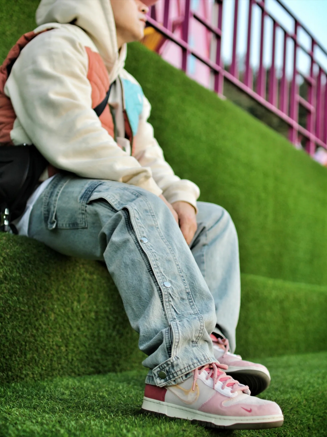 Nike x Social Status Dunk Mid Free Lunch Strawberry Milk, Prada Re-Nylon and Saffiano Leather Shoulder Bag Black 착용 스타일 - 5