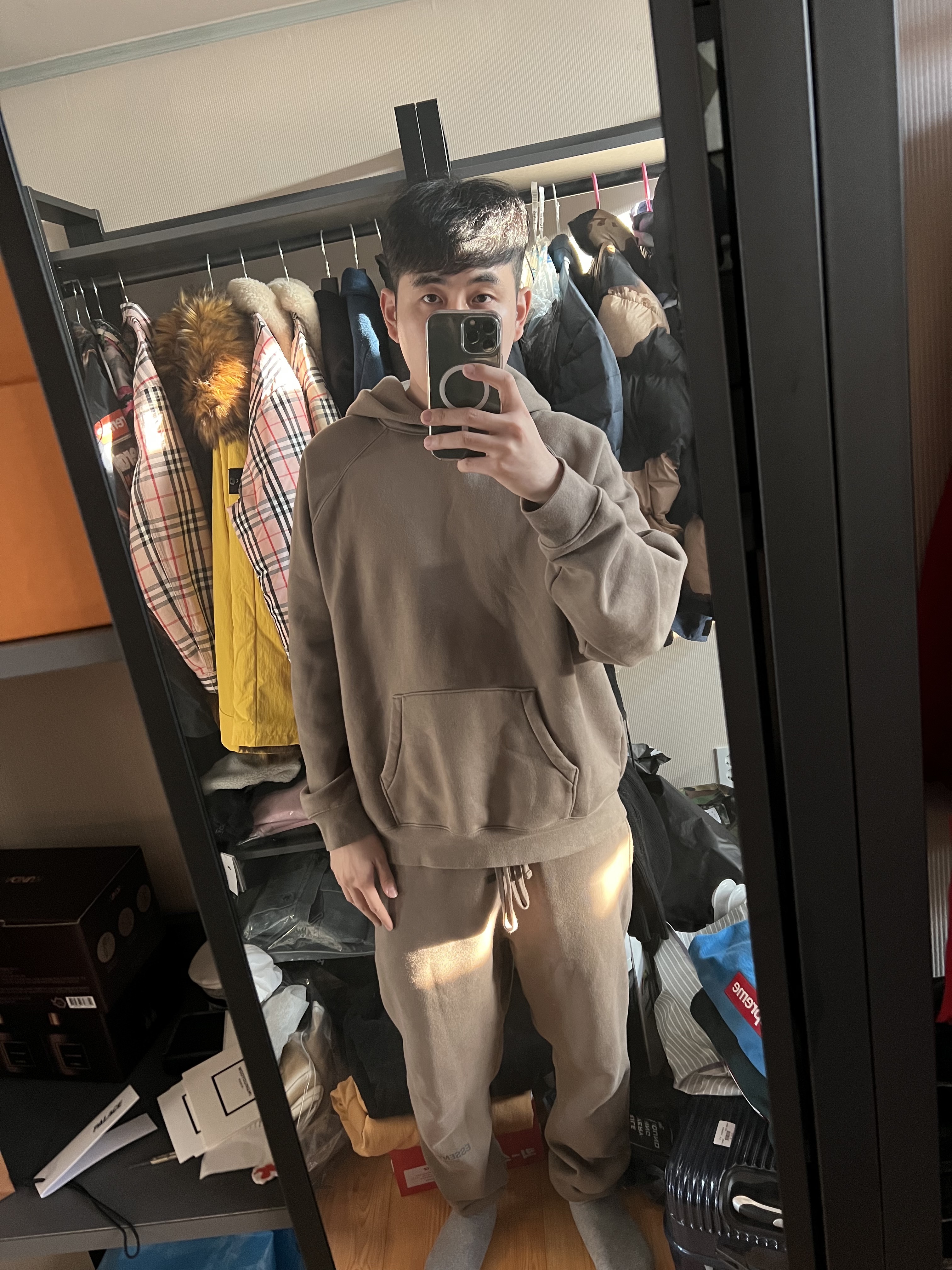 Essentials Pull-Over Hoodie Harvest - 21FW, Essentials Sweatpants Harvest - 21FW 착용 스타일