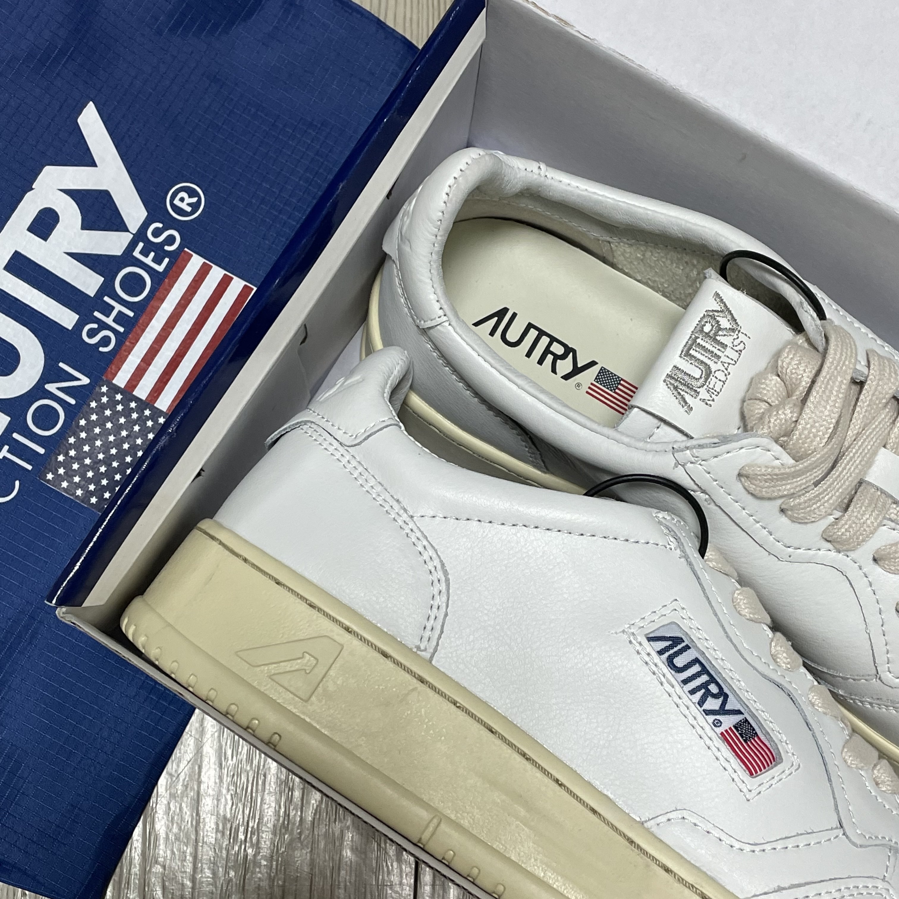 Autry Medalist Low Leather Sneakers White 착용 스타일 - 1