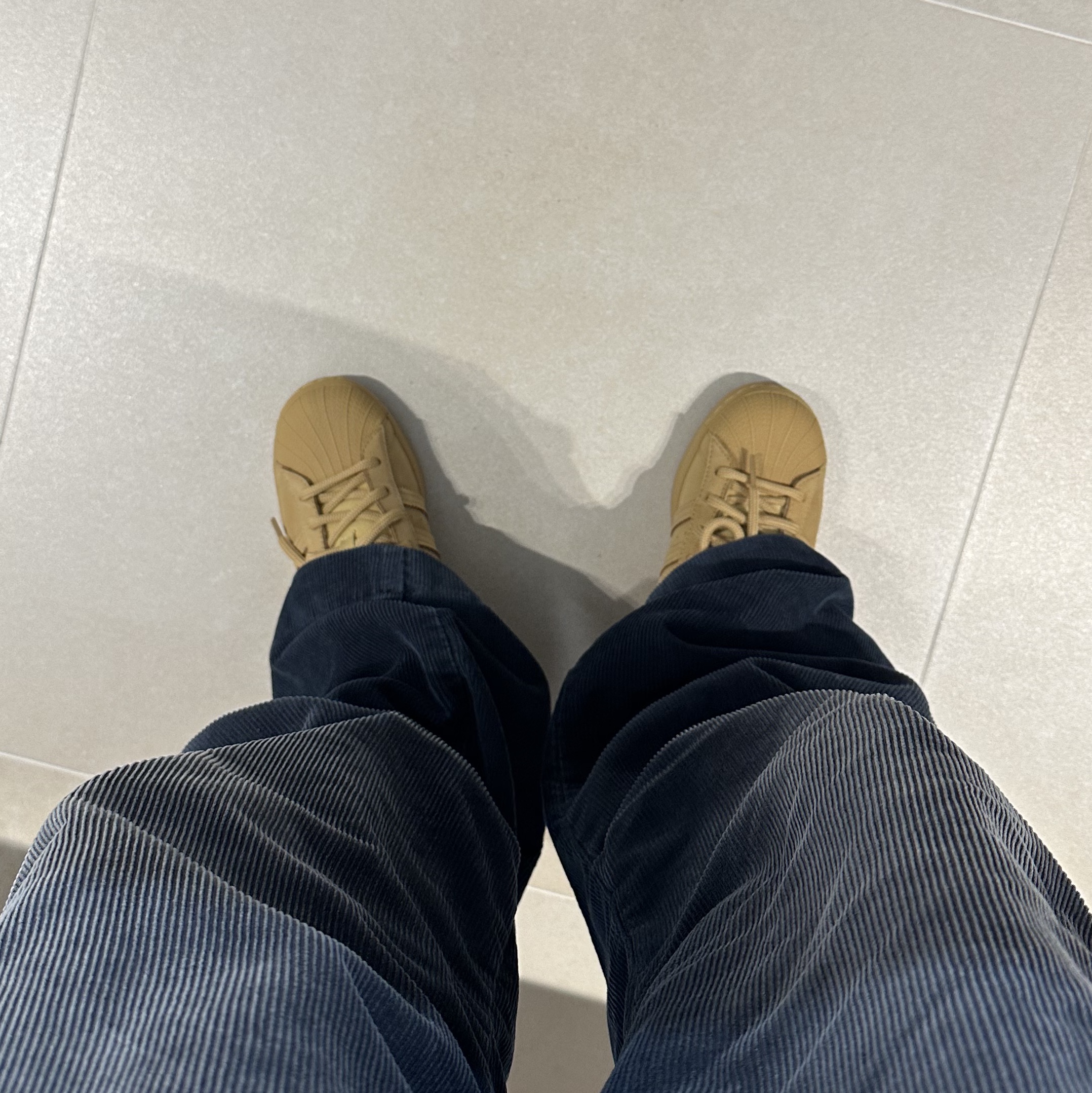 Adidas Superstar Golden Beige 착용 스타일 - 2